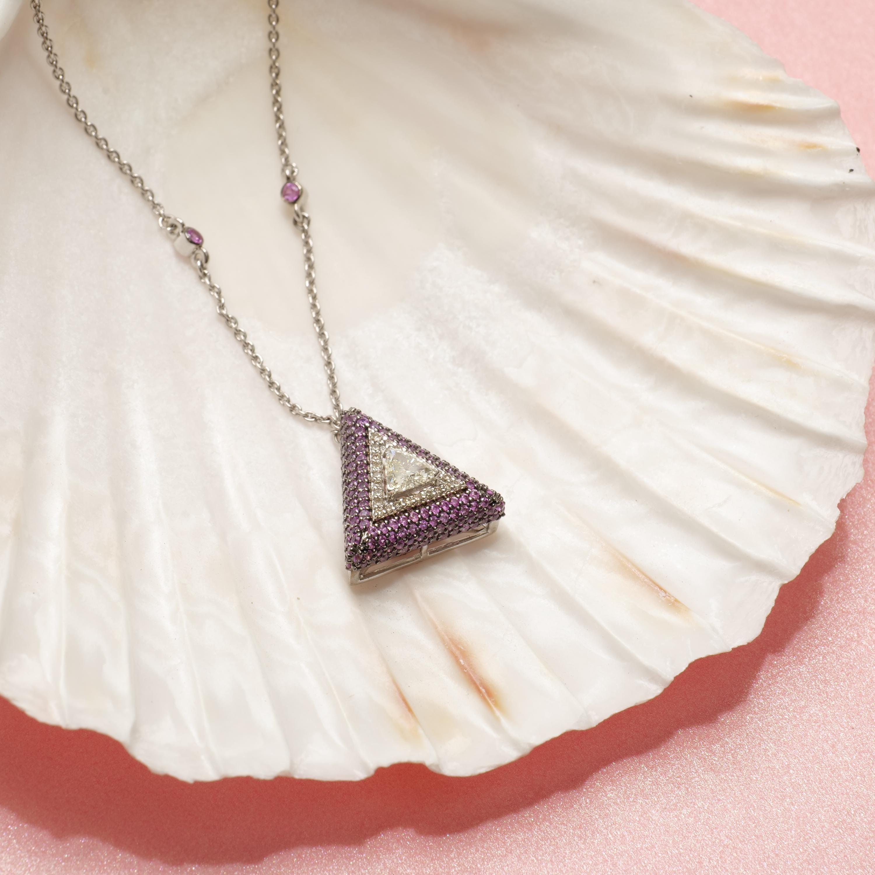 Collana con zaffiro rosa e diamante a triangolo in oro massiccio 14K (certificato) In condizioni Nuovo in vendita a New Delhi, DL