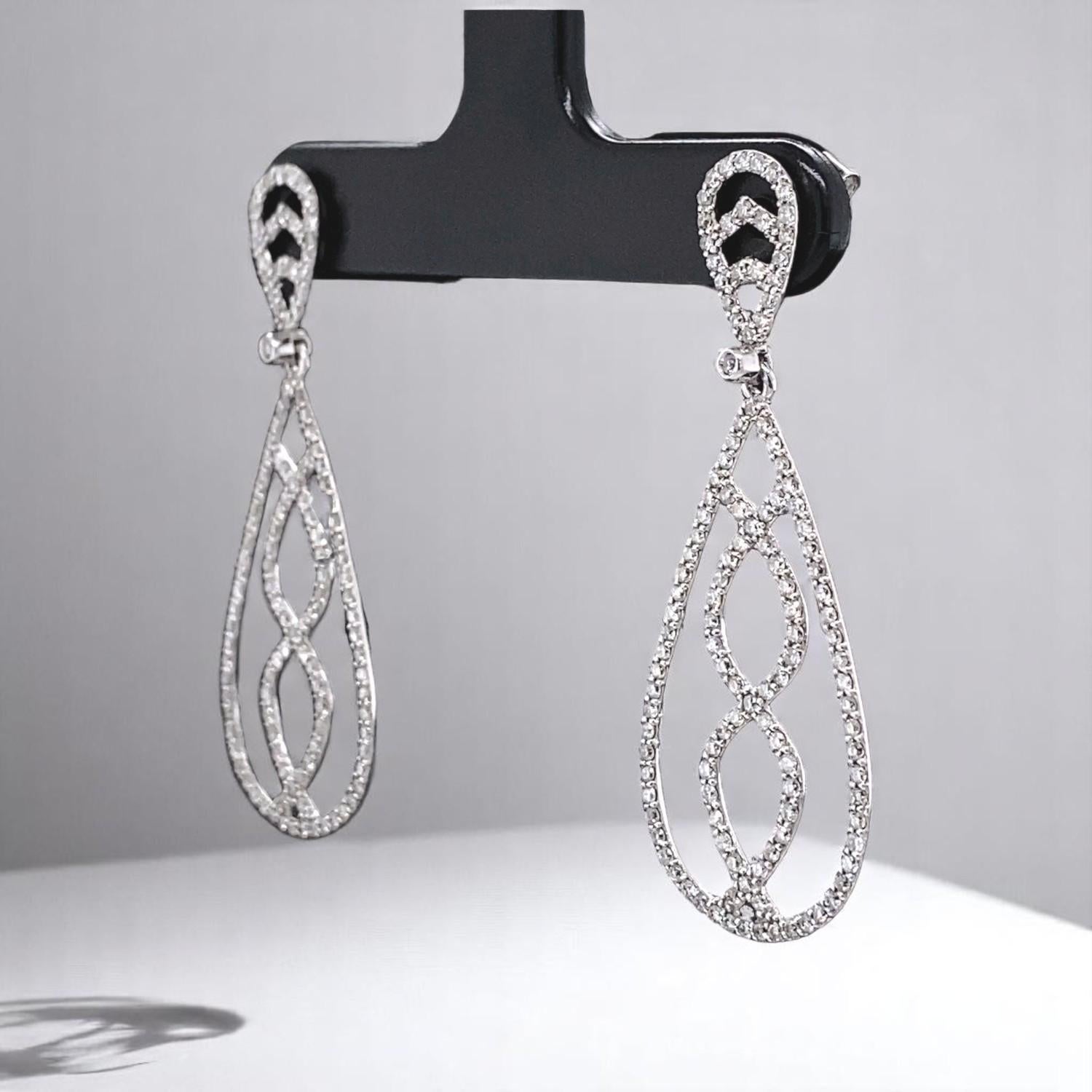 Donna Orecchini a goccia con diamanti pendenti in oro massiccio 14K (certificati) in vendita