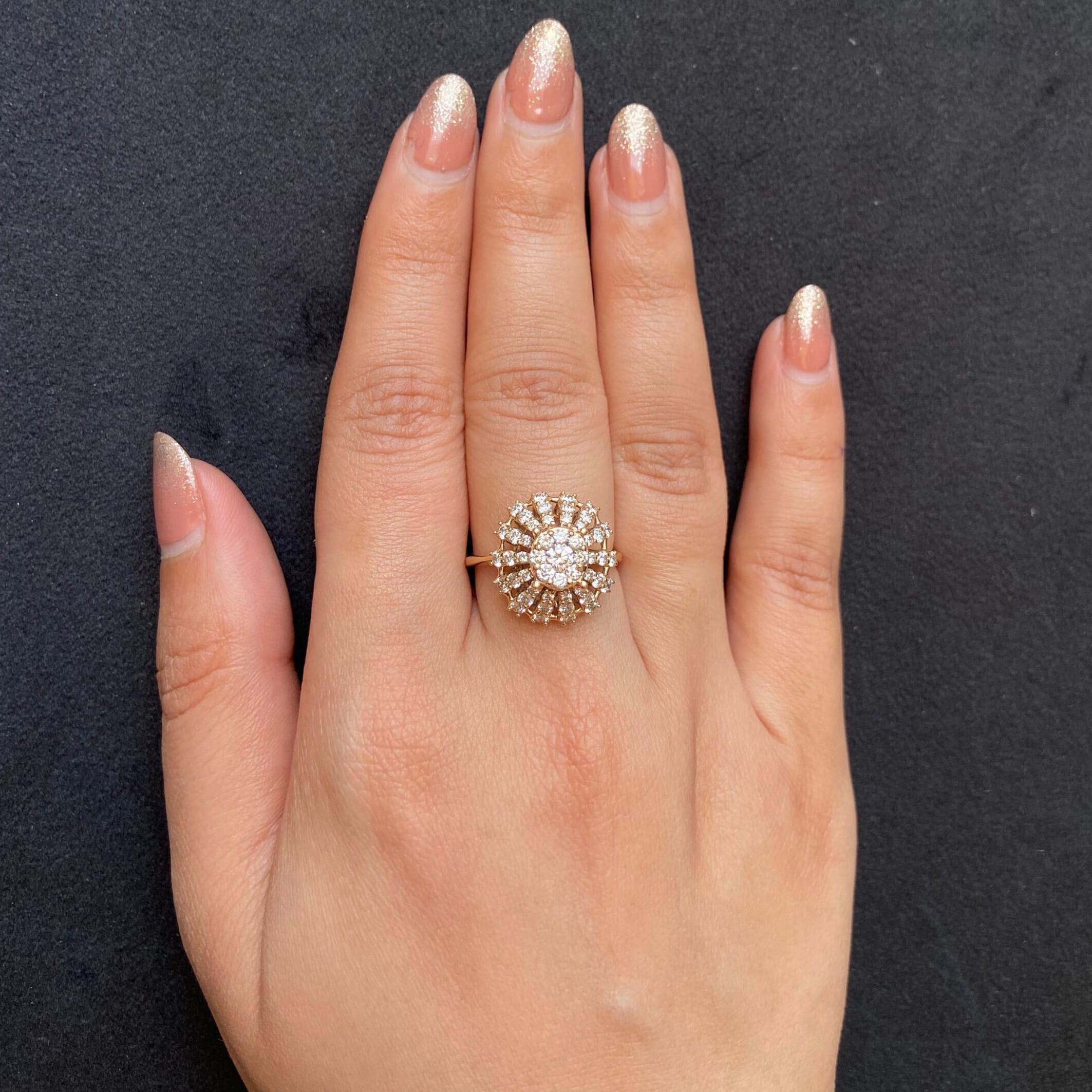 Cluster-Illusions-Diamantring aus 14k massivem Gold (zertifiziert) (Rundschliff) im Angebot