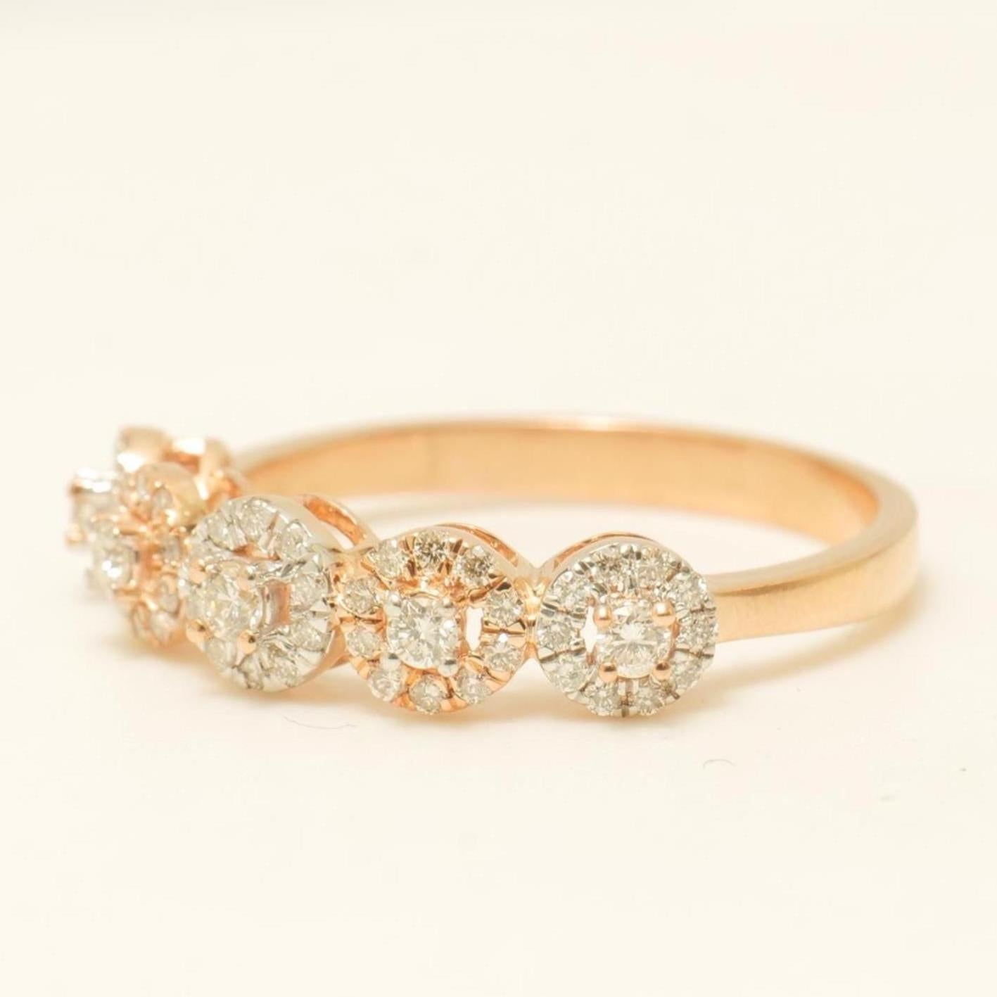 Anello a fascia con diamanti per l'eternità con incastonatura a raggiera in oro massiccio 14K (certificato) In condizioni Nuovo in vendita a New Delhi, DL