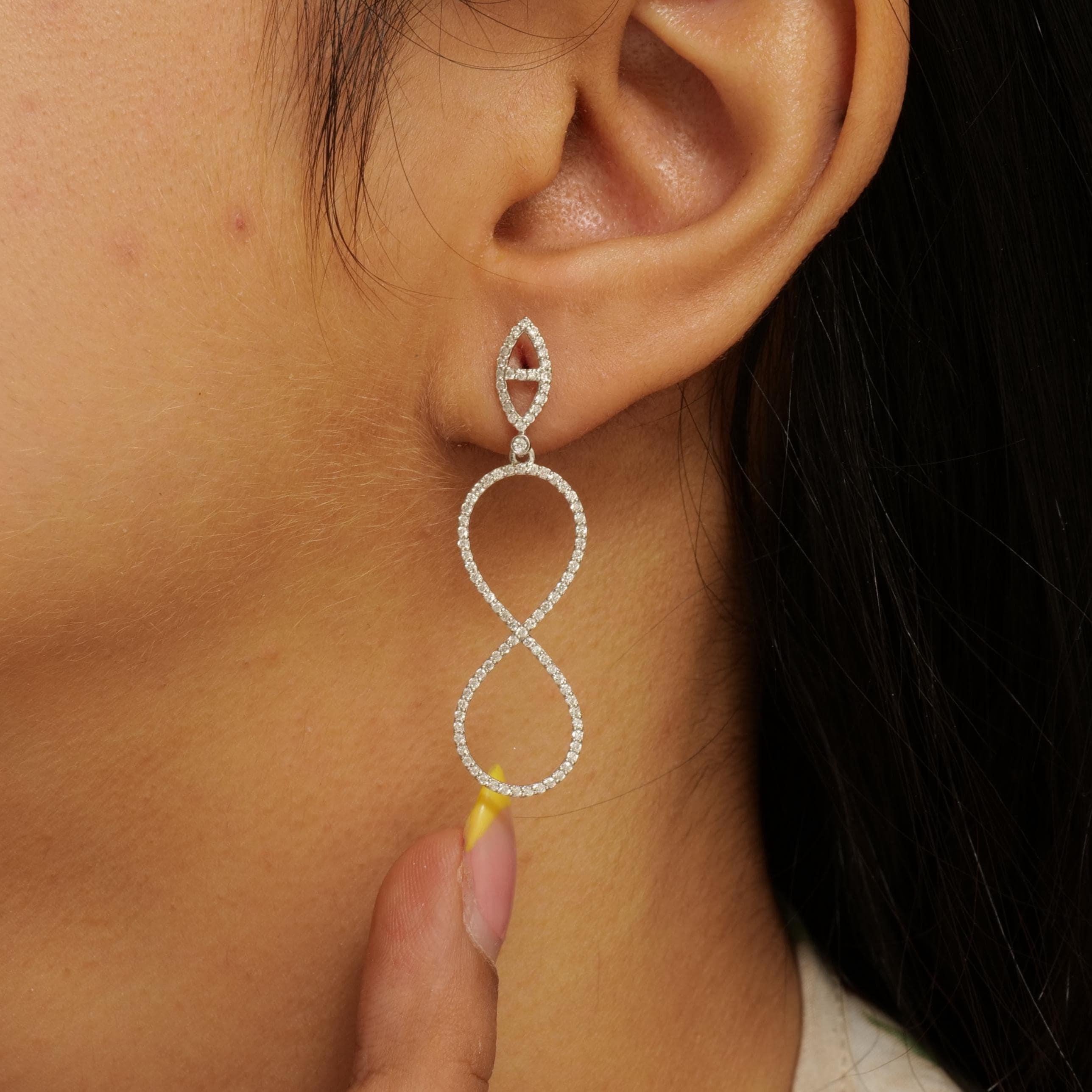 Taille ronde Boucles d'oreilles pendantes en or massif 14K (certifié) avec diamant à l'infini en vente