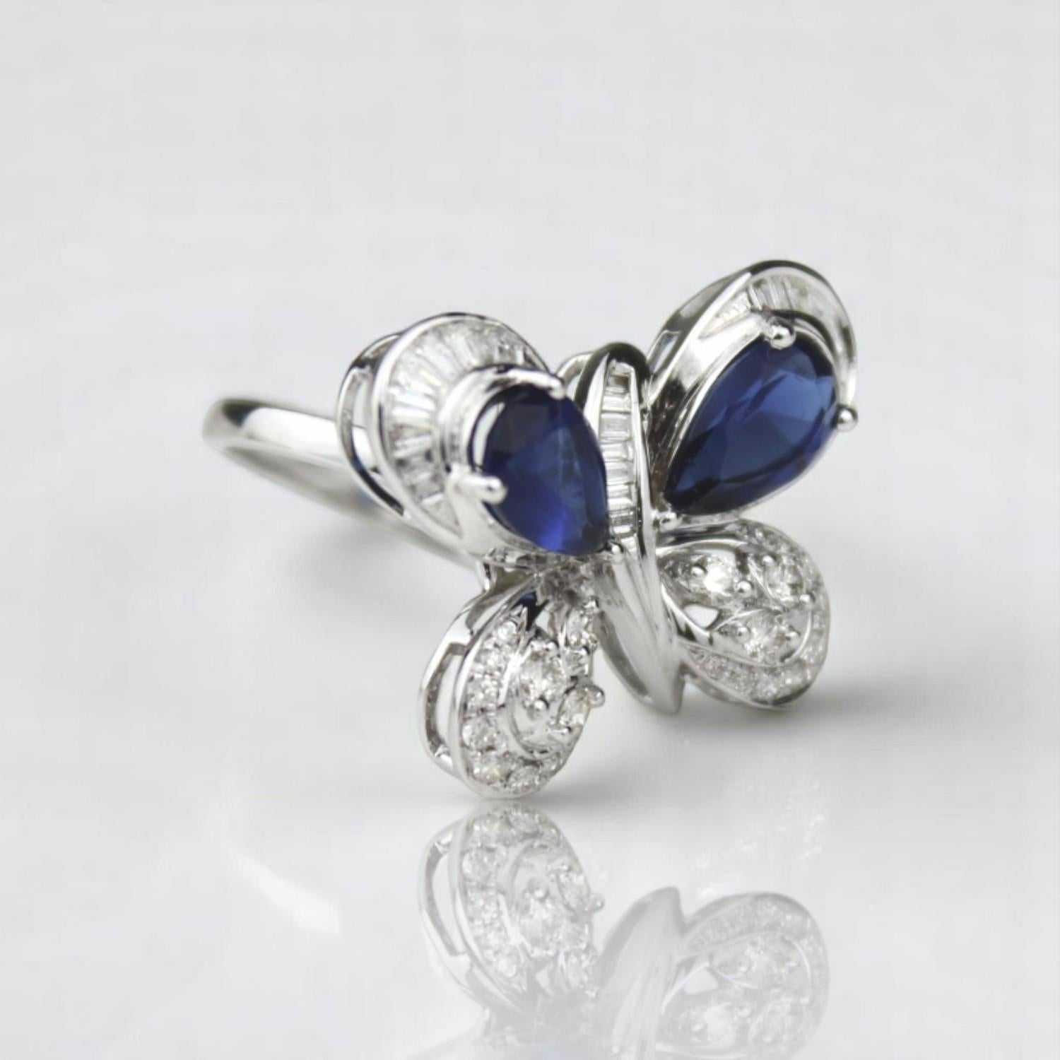 Taille ronde Bague en or massif 14K avec saphir bleu et diamant en forme de papillon (certifié) en vente