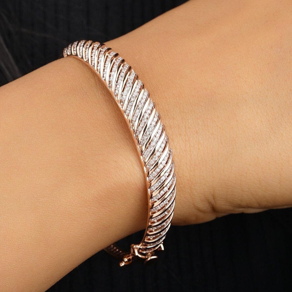 Taille ronde Bracelet à charnière avec diamant en or massif 14K (certifié) en vente
