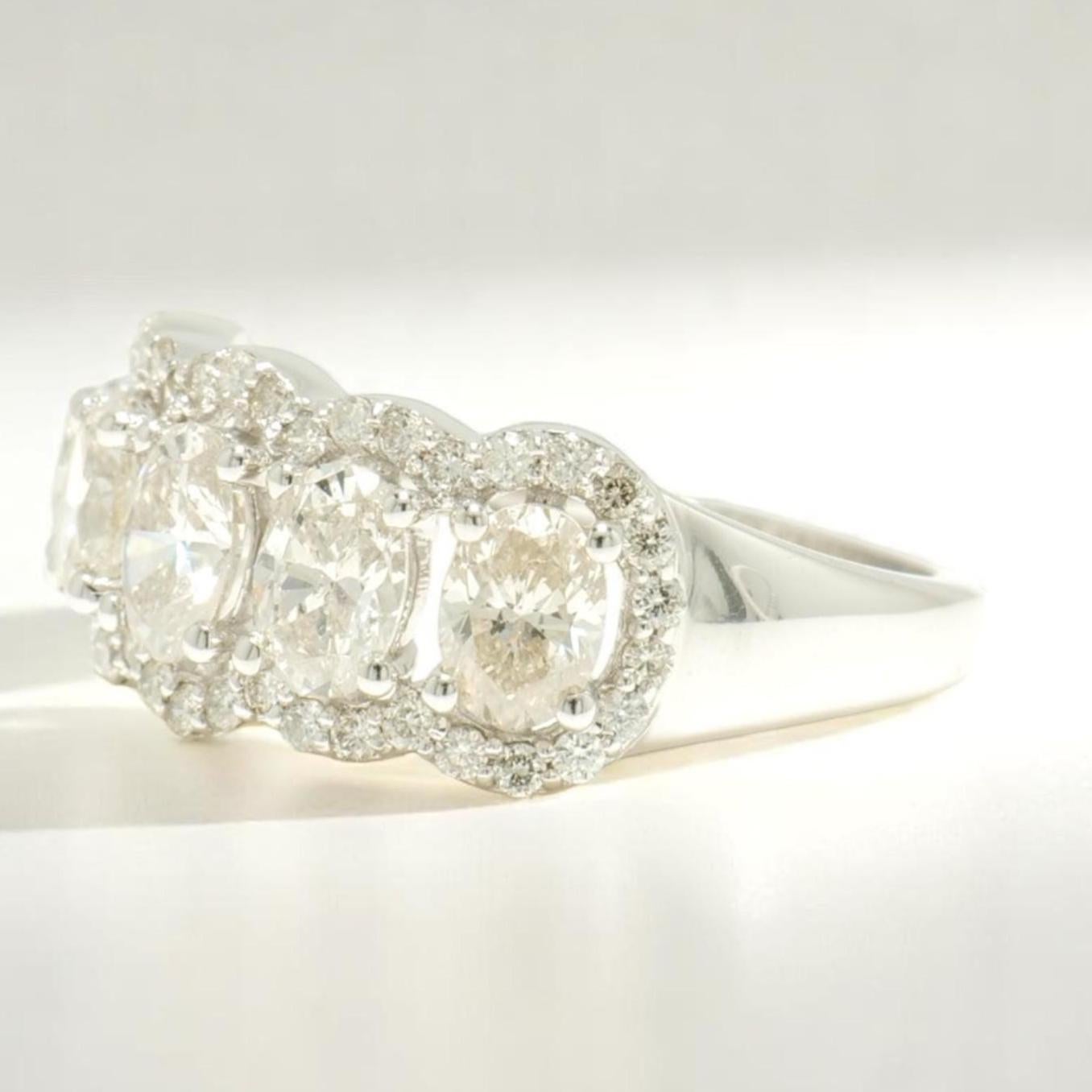 Taglio rotondo Anello aureola ovale con diamante per l'eternità in oro massiccio 14 carati (certificato) in vendita