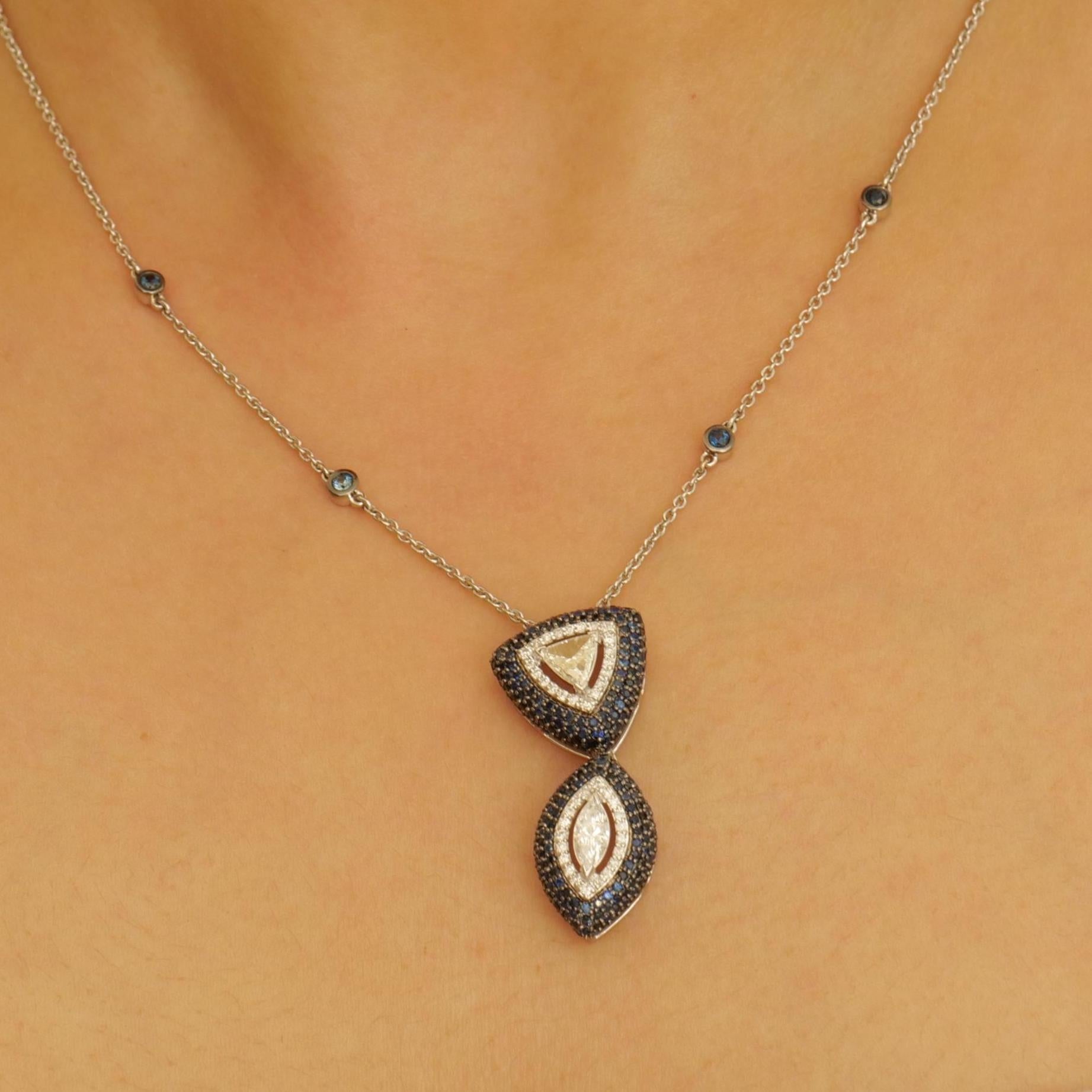 Tous nos bijoux sont certifiés par un laboratoire tiers tel que IGI, HRD, IDGL, GIN ou SGL.

Le collier à pendentifs en diamants fantaisie avec saphirs bleus est un superbe collier avec un pendentif complexe, affichant une combinaison d'élégance