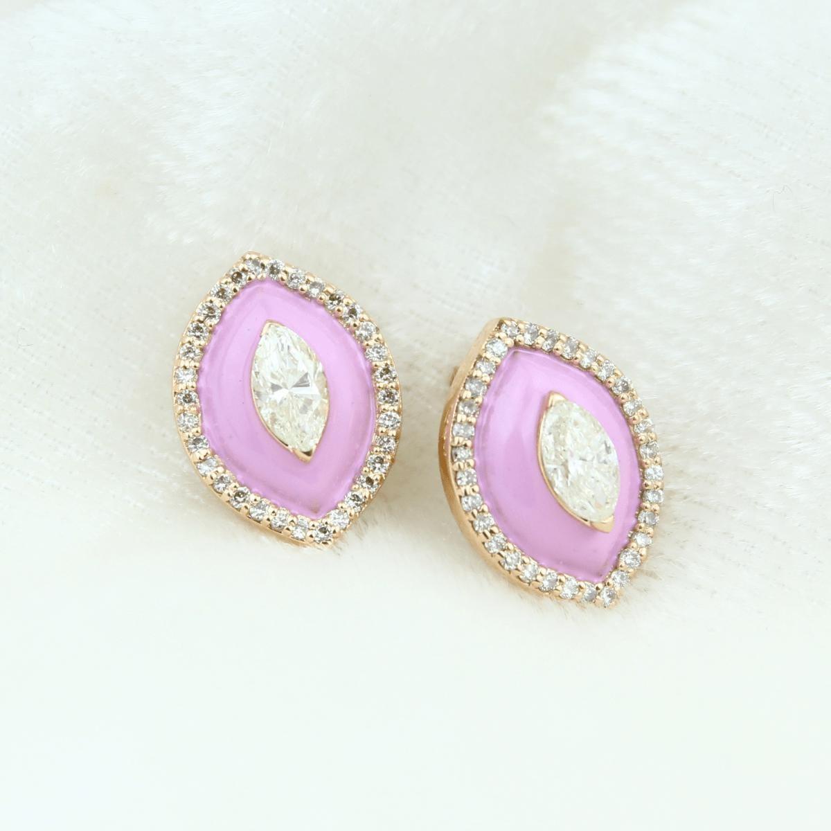 Orecchini con diamante e smaltatura rosa in oro massiccio 14k (certificati) In condizioni Nuovo in vendita a New Delhi, DL