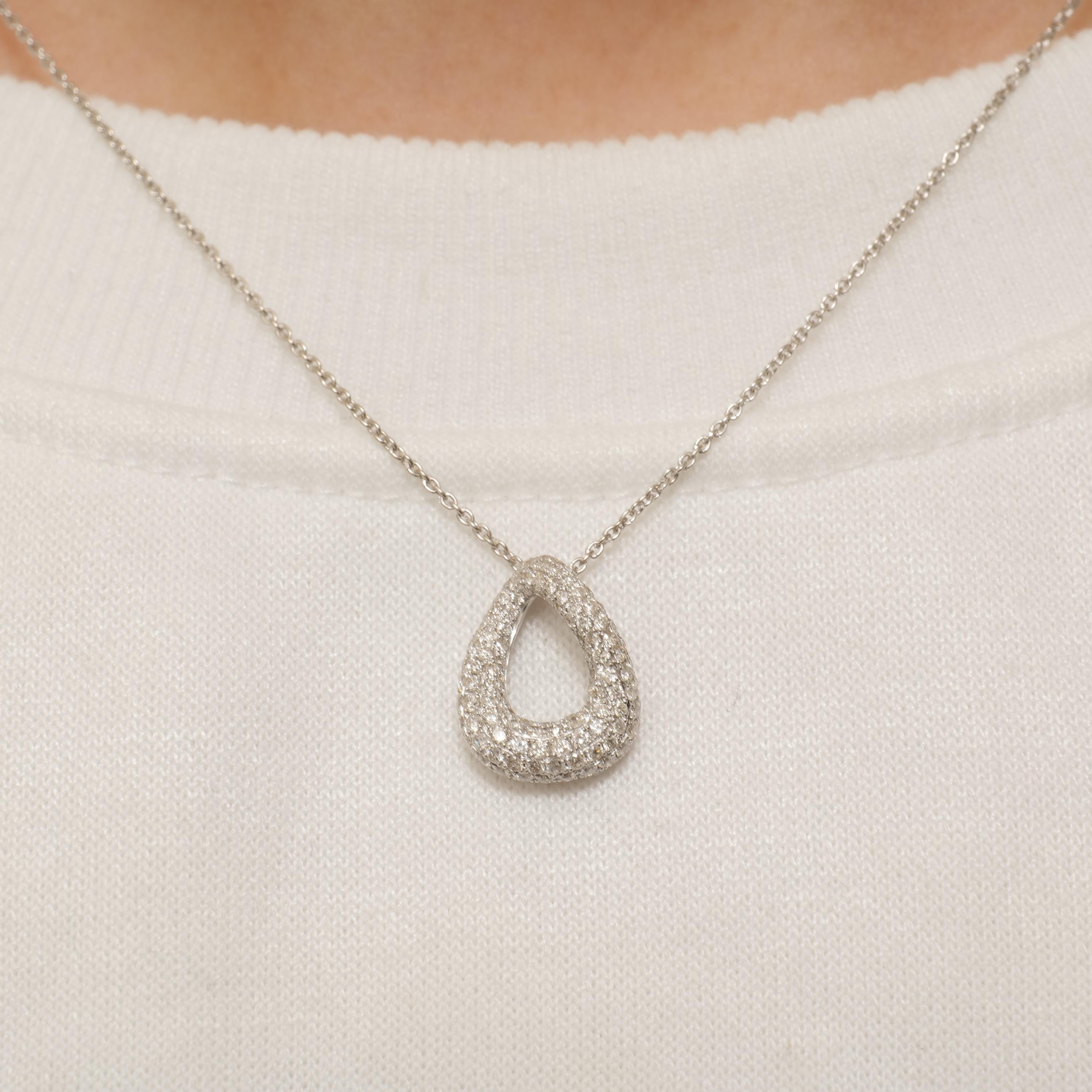 Tutti i nostri gioielli sono certificati da un laboratorio terzo come IGI, HRD, IDGL, GIN o SGL.

Questo pendente presenta un design a goccia con diamanti naturali incastonati in un motivo a pavé, il tutto incorniciato in oro massiccio 14k. Il