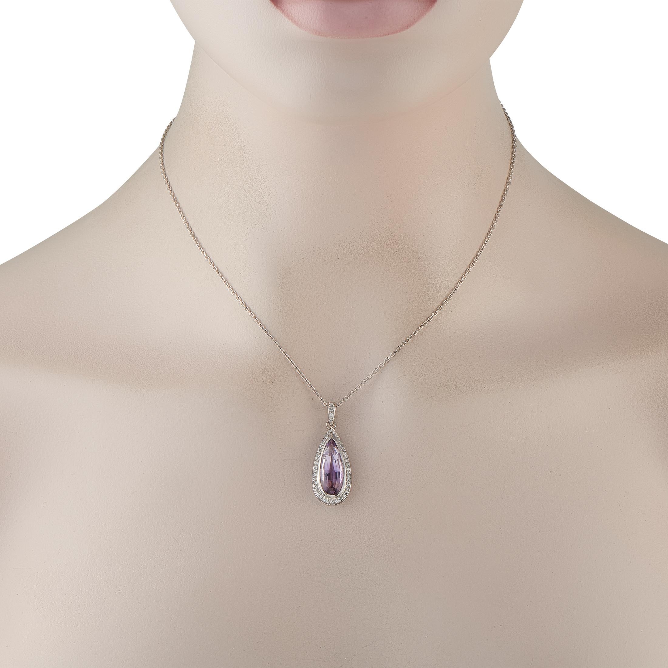 Questa elegante collana di lusso è decisamente radiosa. Un'affascinante tormalina da 5,11 carati fa bella mostra di sé al centro del design, mentre gli accenti di diamanti per un totale di 0,35 carati catturano la luce senza sforzo. Realizzato in