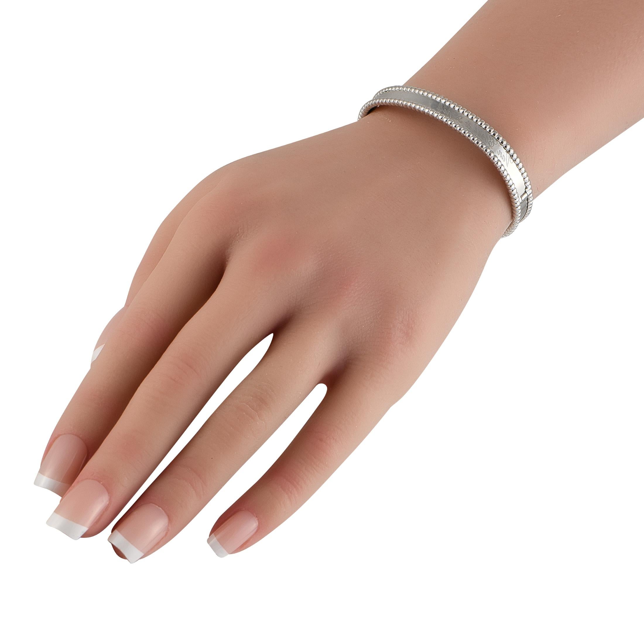 De estilo sutil e intemporal y fácil elegancia. Esta pulsera Van Cleef & Arpels Perle está elaborada en oro blanco de 18 quilates, con una banda rígida de alto brillo entre bordes de cuentas. Esta pulsera Van Cleef & Arpels Perle de oro blanco de 18