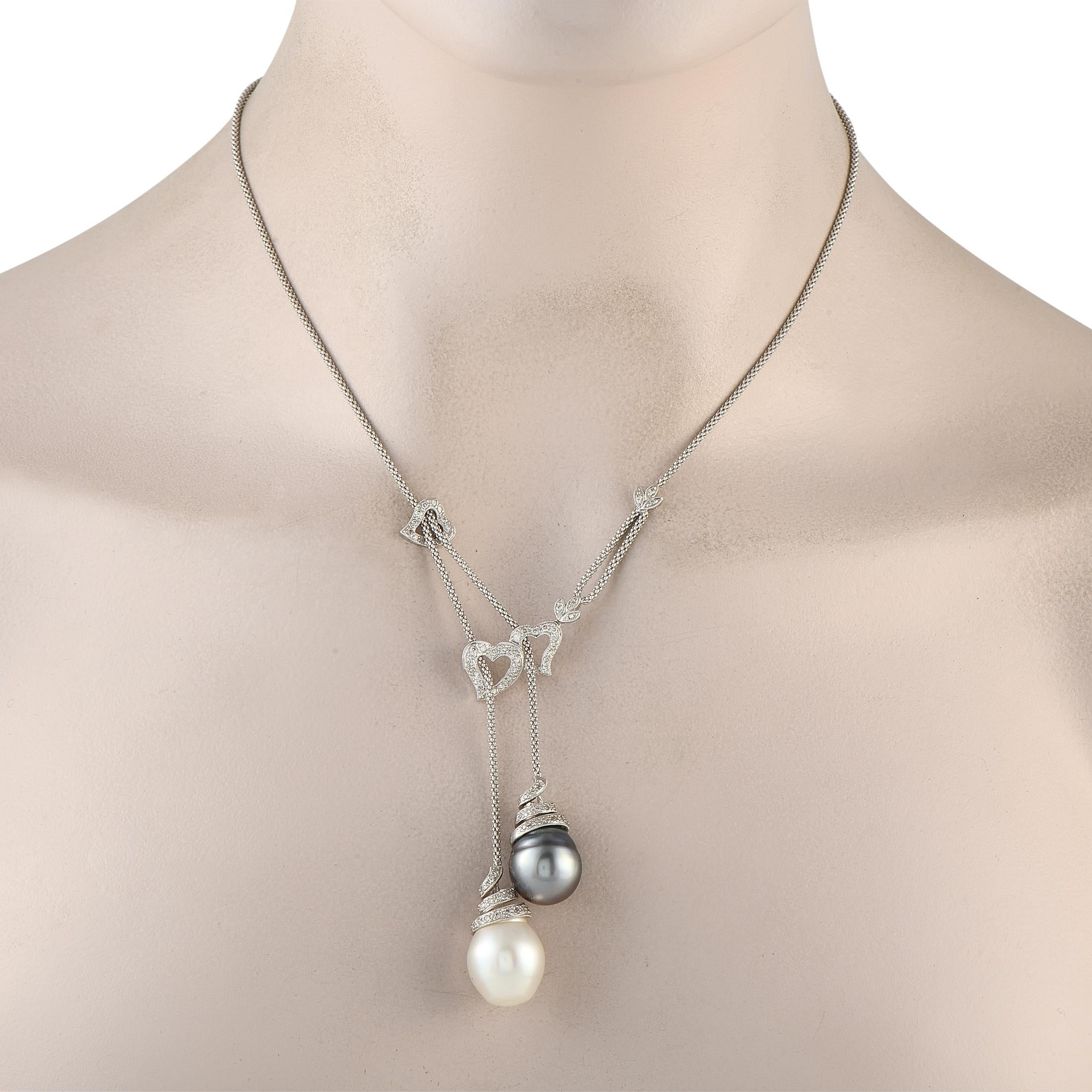 Ce superbe collier négligé en or blanc 18 carats est tout simplement inoubliable. Cet accessoire élégant est doté d'une chaîne multicouche mesurant 19 de long. Au centre, les pendentifs en forme de gouttes parallèles mesurent 1,0 de long sur 0,50 de
