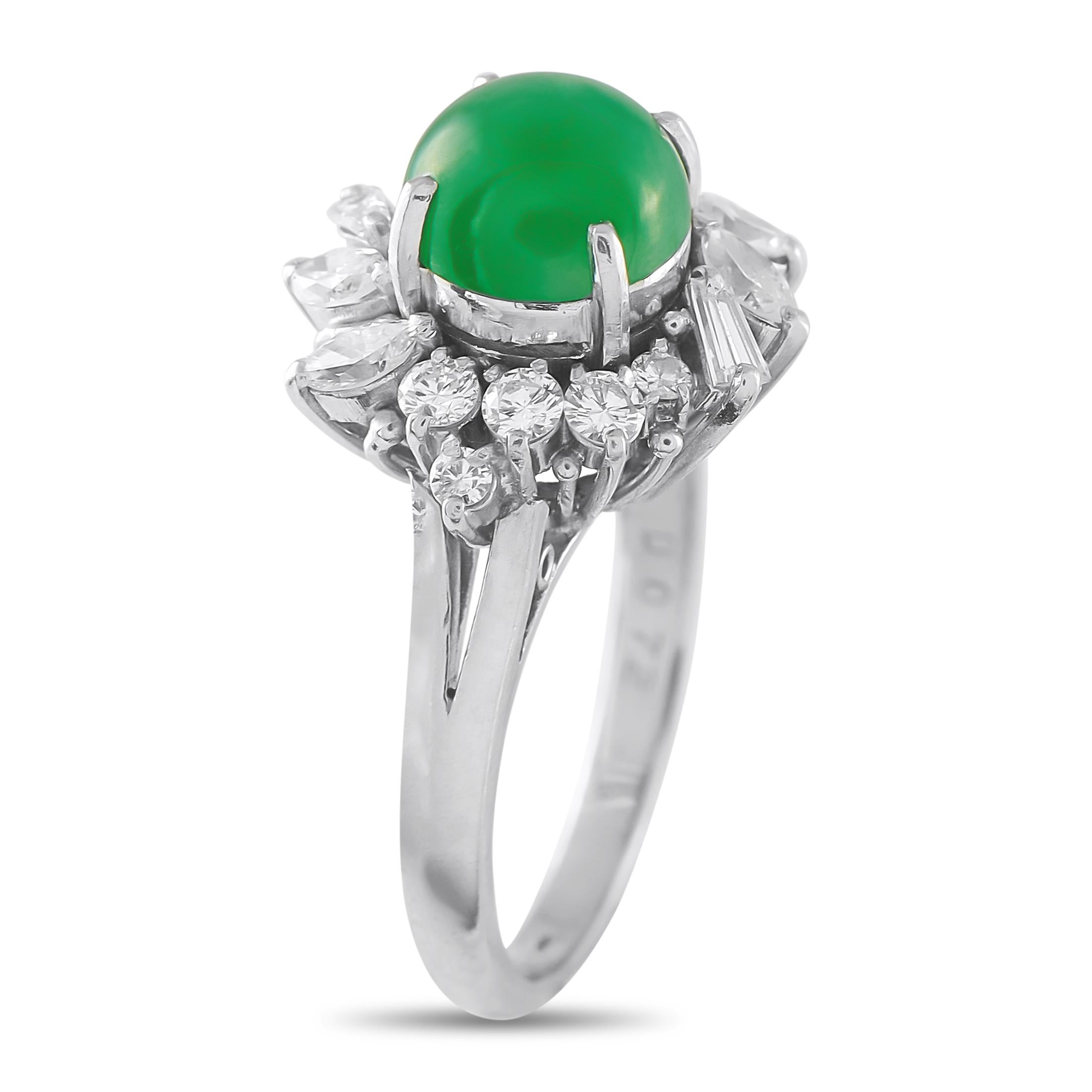Alcuni pezzi sono destinati a te, e questo anello è come un destino. La sua sottile fascia è realizzata in platino e sormontata da un cabochon di giada che affascina con uno splendido bagliore verde. Un vortice di brillantezza circonda la giada a