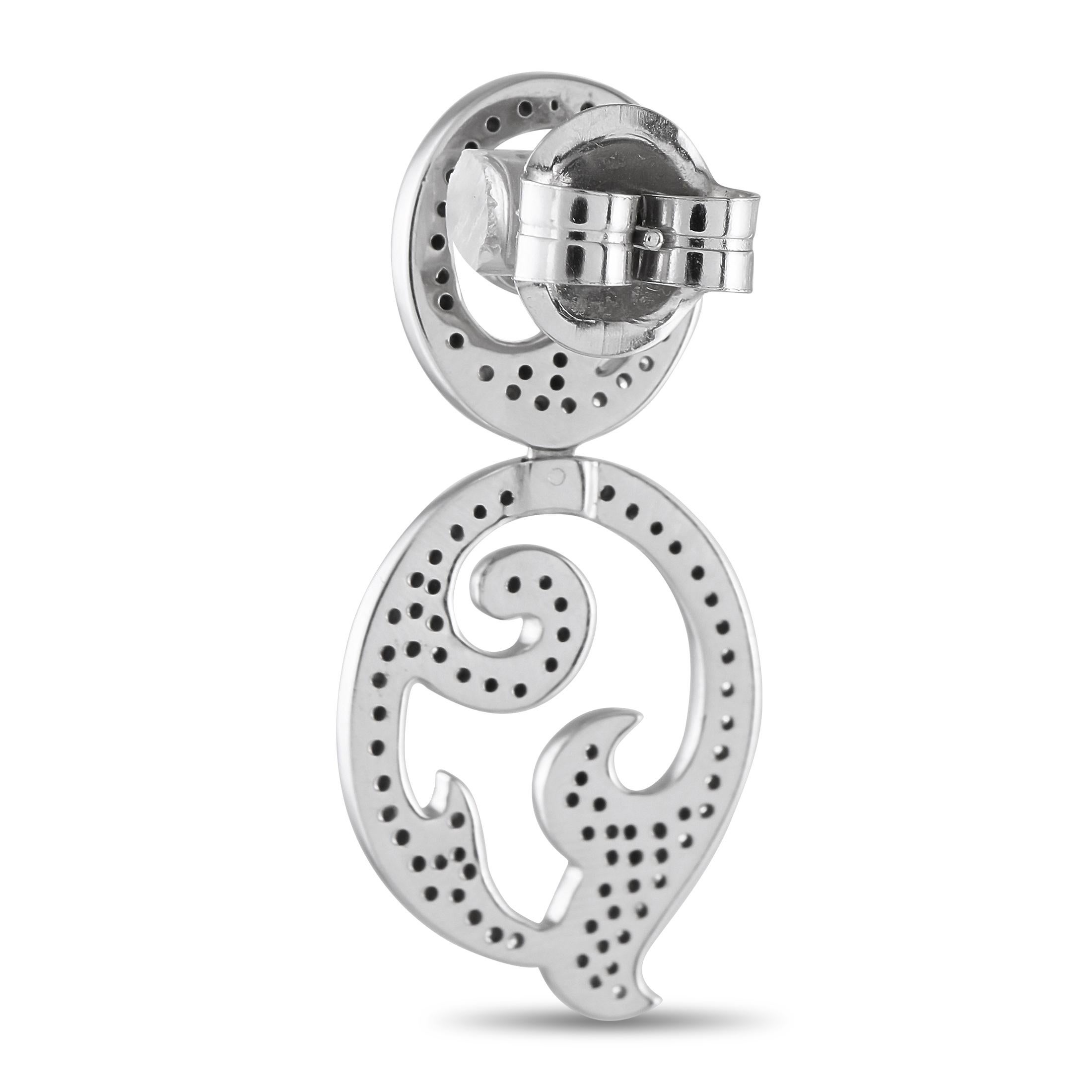 Questi intricati orecchini Tous sono progettati per catturare continuamente la luce. L'intricato design è realizzato in oro bianco 18 carati. I diamanti con un peso totale di 1,75 carati esaltano l'intricato motivo traforato. Ogni orecchino misura