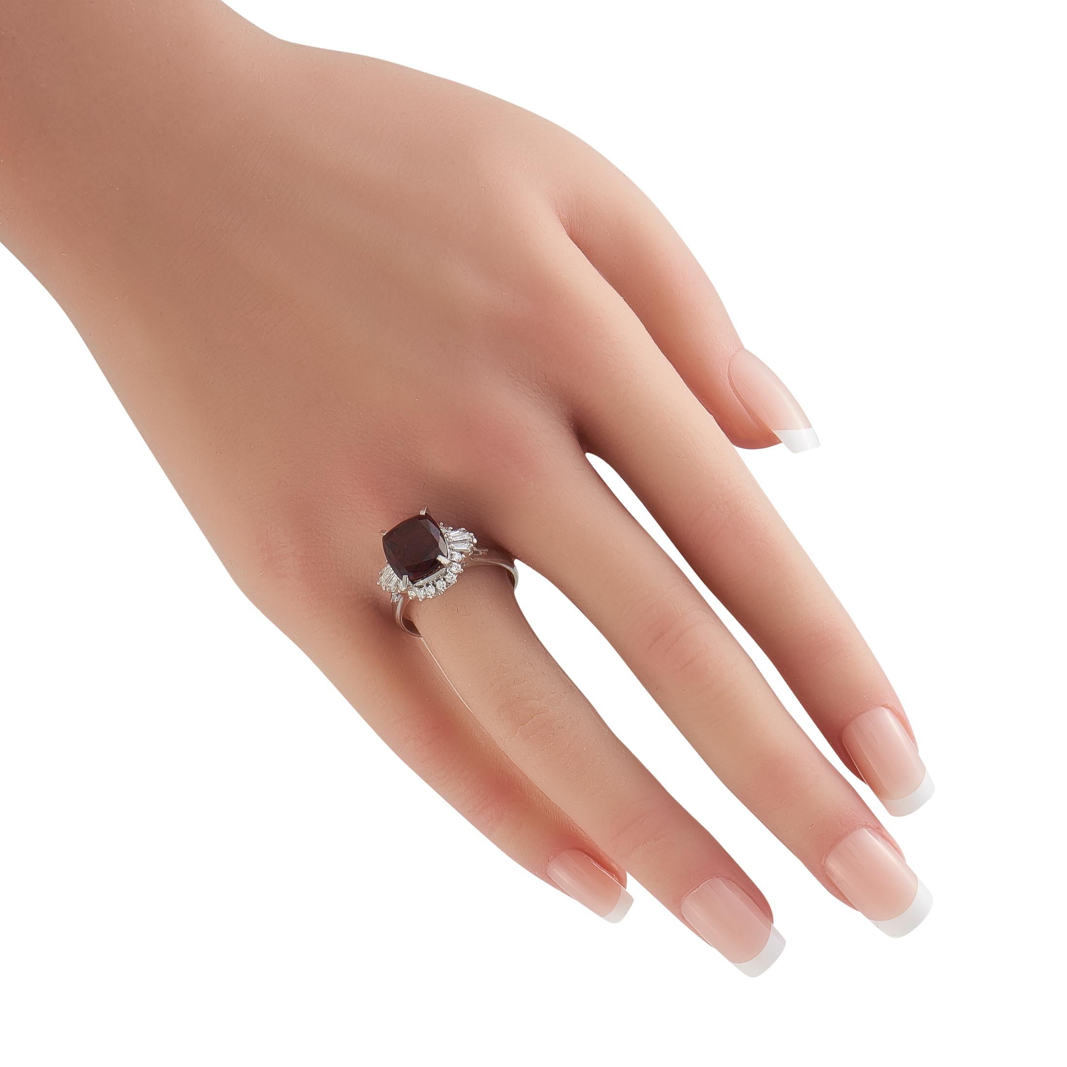 Taglio baguette Anello in platino con diamante e granato da 0,48 carati in vendita