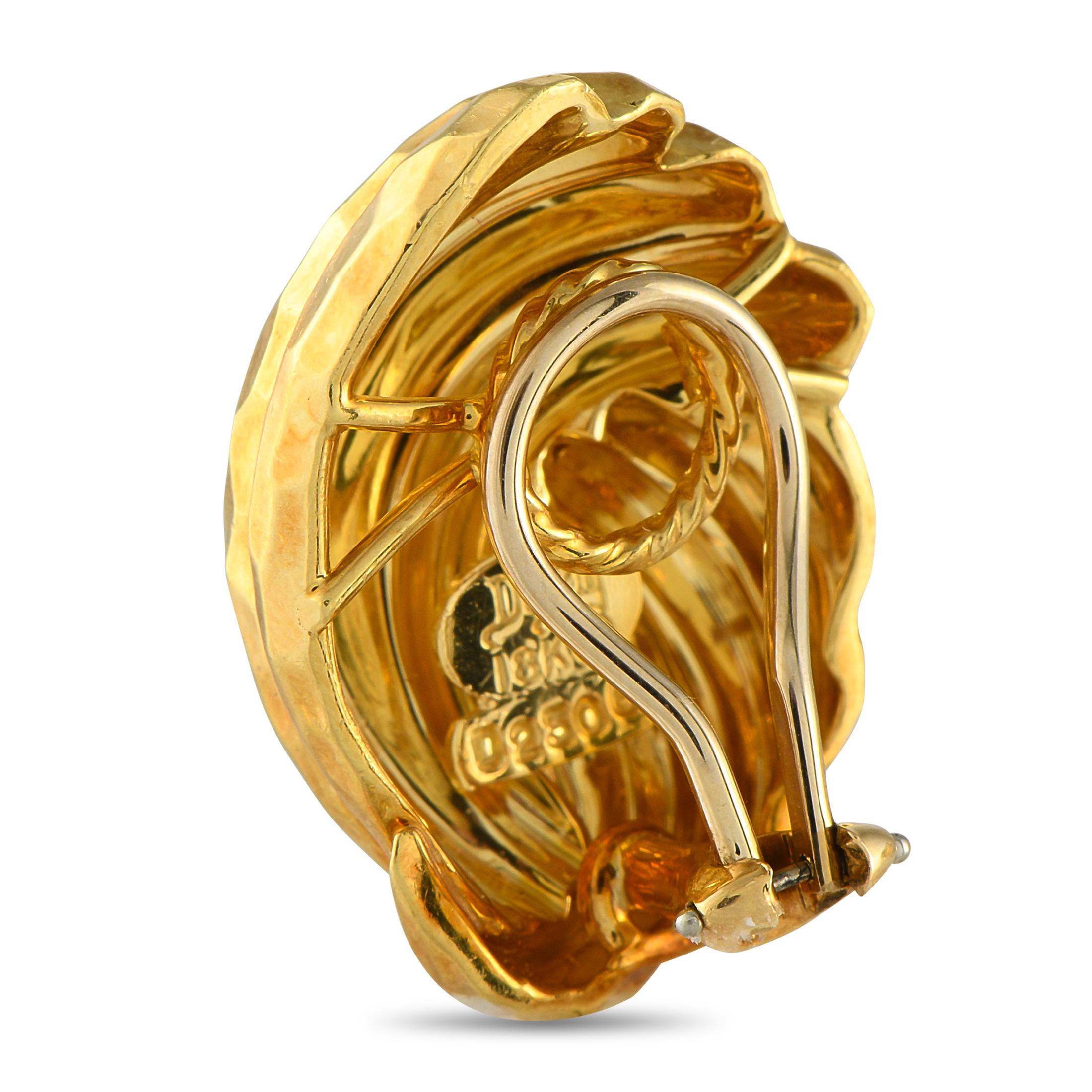 Ces boucles d'oreilles HENRY sont simples, élégantes et sophistiquées. Le design à l'élégance classique prend vie grâce à l'or jaune 18 carats texturé. Chaque boucle d'oreille mesure 1,05 de long par 0,75 de large et se ferme par un fermoir à clip.