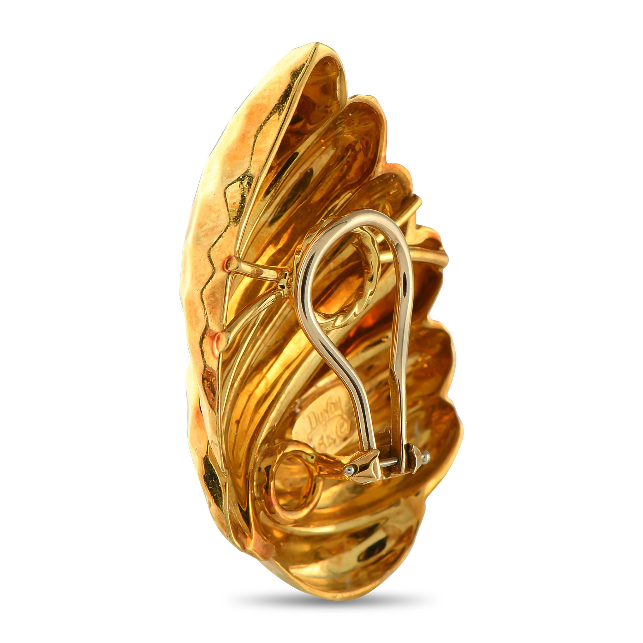 Ces boucles d'oreilles sophistiquées de HENRY Dunay rehaussent n'importe quel ensemble. Fabriquée en or jaune 18 carats, la surface texturée ajoute un impact visuel au design classique et élégant. Chaque pièce mesure 1,25 de long par 1,0 de large et