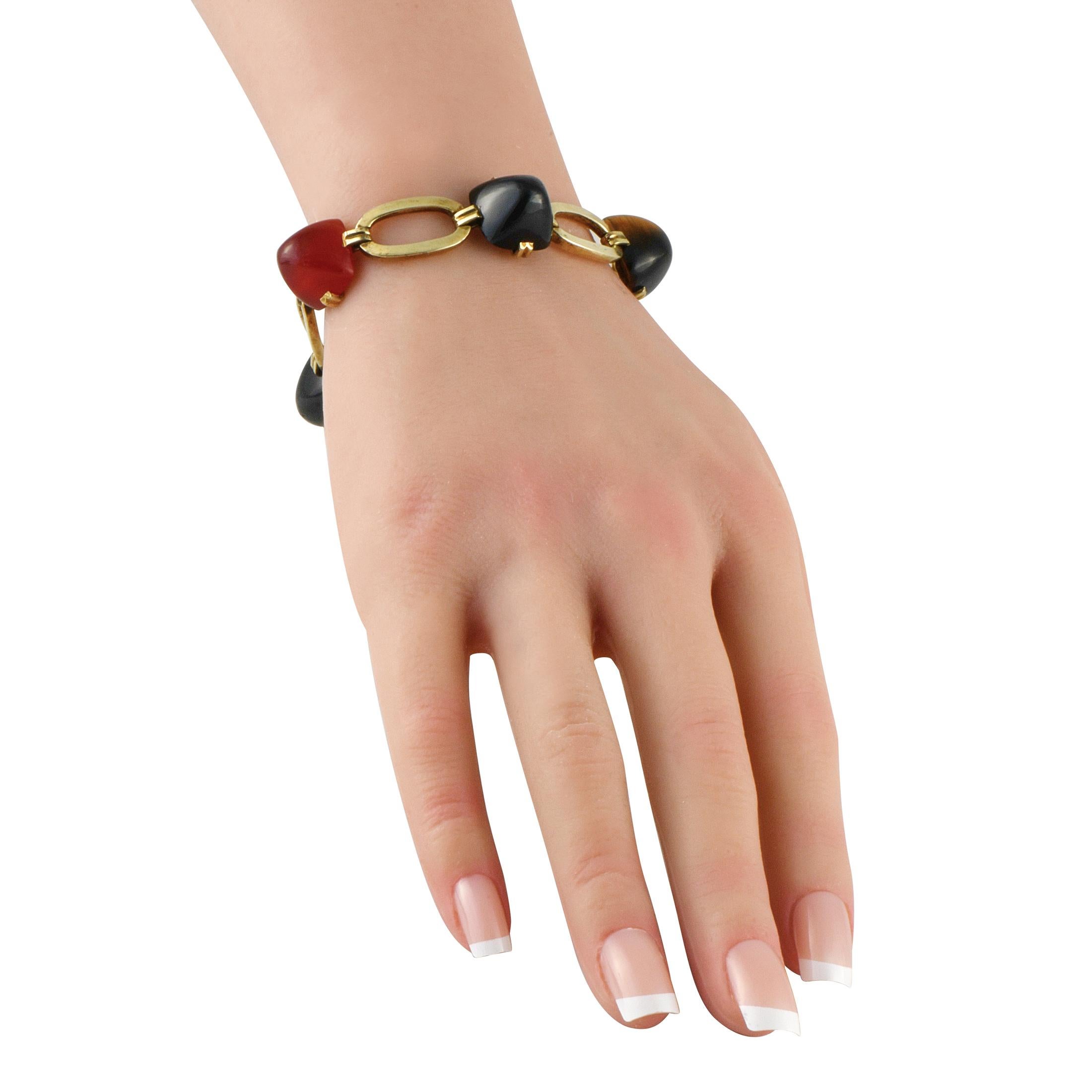 Este llamativo Charles Keller & Co. La pulsera Deco ofrece una gama de colores y texturas impresionantes. En esta pieza, los eslabones de oro amarillo de 14 quilates se alternan entre piedras preciosas de gran tamaño en una gama de ricos y opulentos