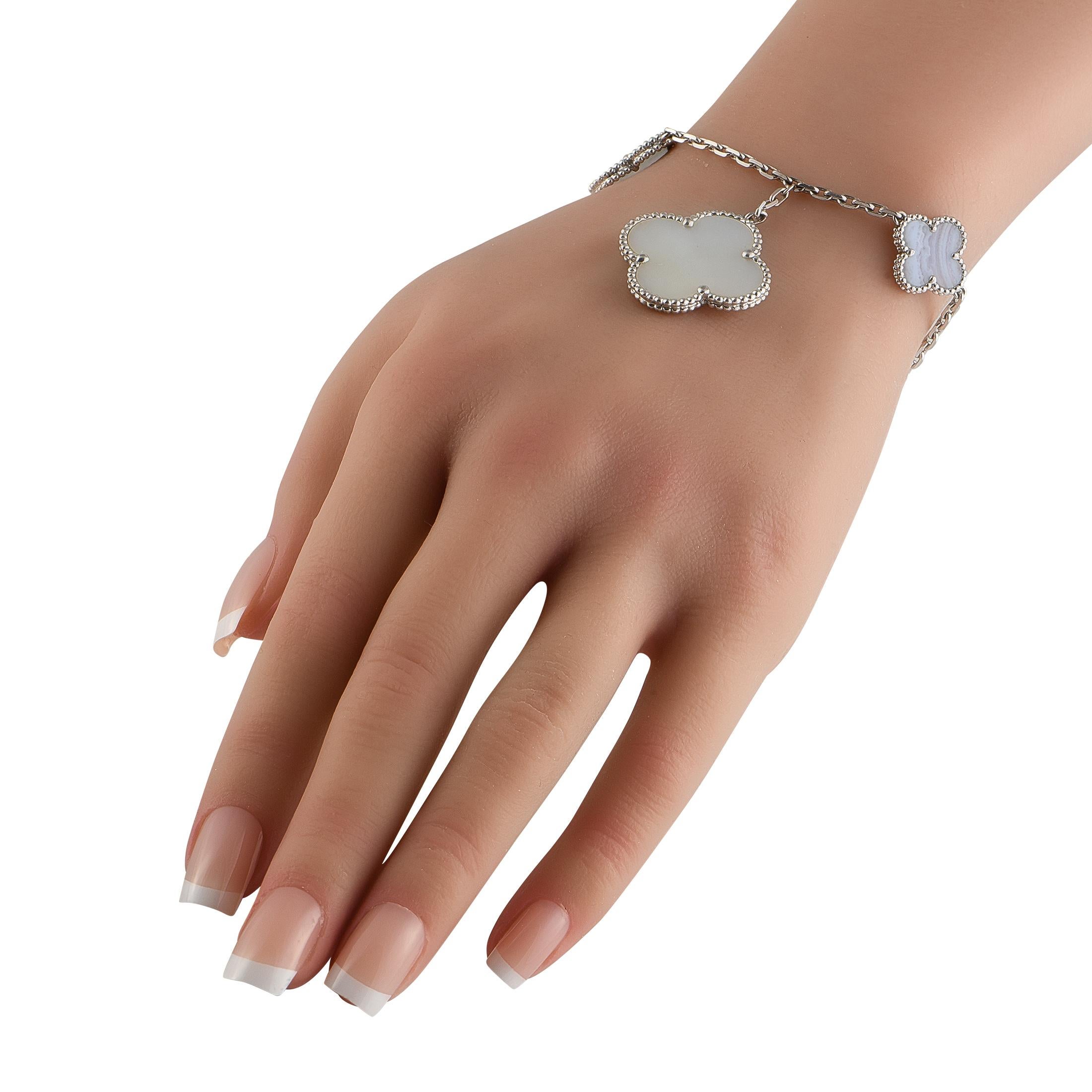 Esta pulsera Alhambra de Van Cleef & Arpels está diseñada para causar sensación. El icónico diseño en forma de trébol de la marca de lujo cobra protagonismo en esta pulsera de oro blanco de 18 quilates. Una combinación de nácar y calcedonia añade