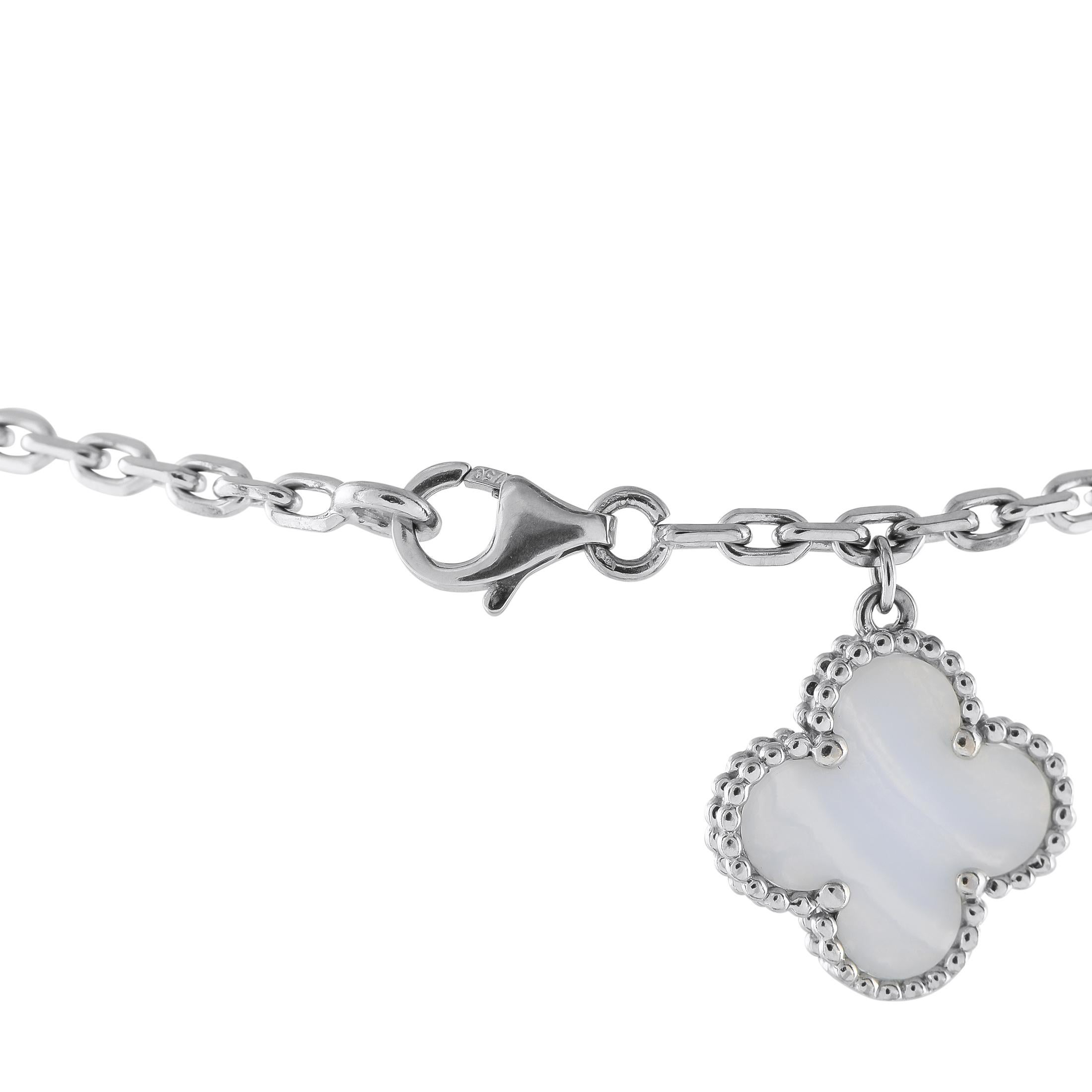 Van Cleef & Arpels Alhambra Pulsera de oro blanco de 18 quilates con madreperla y calcedonia Corte mixto en venta