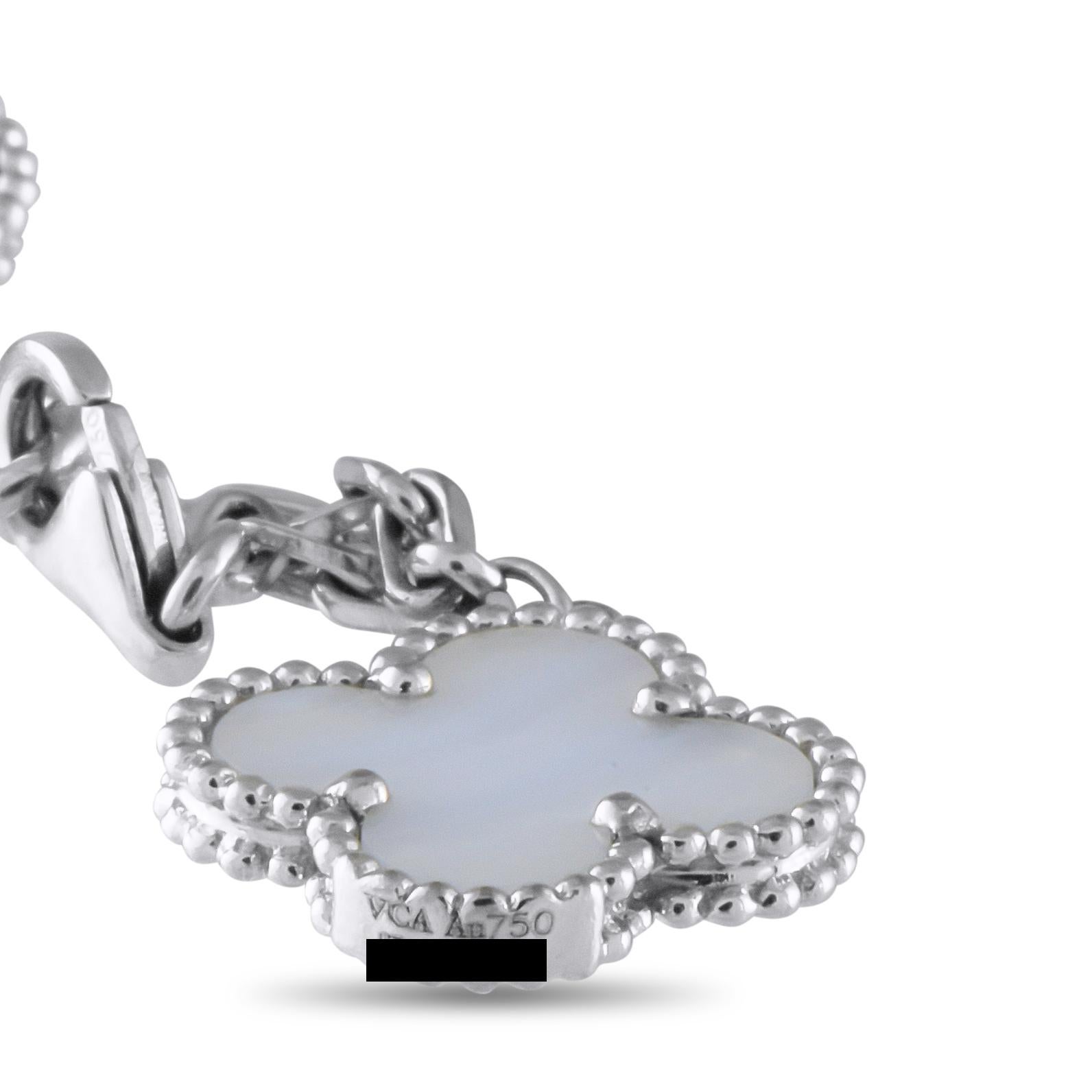 Van Cleef & Arpels Alhambra Pulsera de oro blanco de 18 quilates con madreperla y calcedonia en Excelente estado para la venta en Southampton, PA