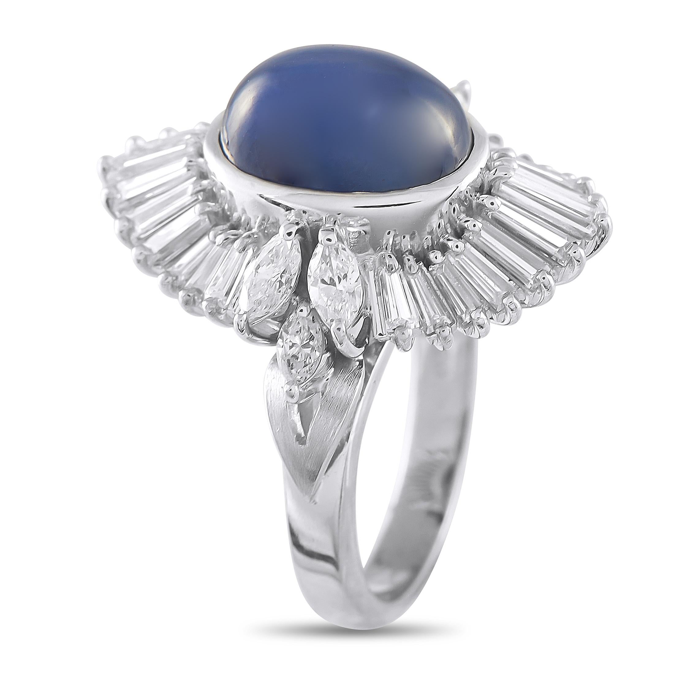 Pronto a stupire gli amanti dei gioielli vintage, questo pezzo presenta una fascia in platino ornata da una pietra centrale di zaffiro da 3,76 carati. La gemma blu vellutata è circondata da diamanti baguette affusolati in montatura da ballerina, che