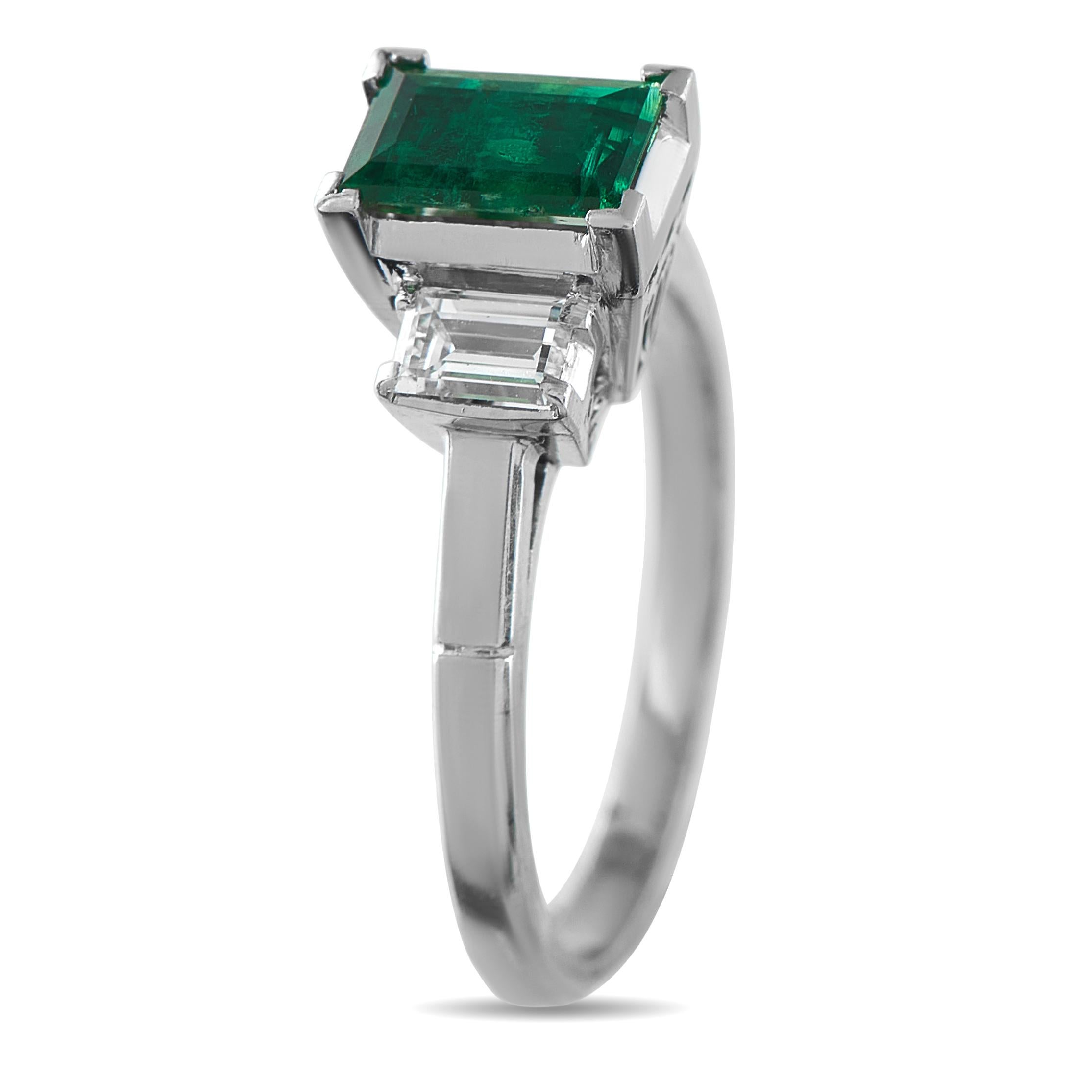 Dieser klassisch elegante Ring wird nie aus der Mode kommen. Eine schlanke, elegante Platinfassung bietet die perfekte Grundlage für die atemberaubenden Edelsteine in der Mitte. Der Smaragd mit 0,60 Karat sorgt für einen stilvollen Farbakzent,