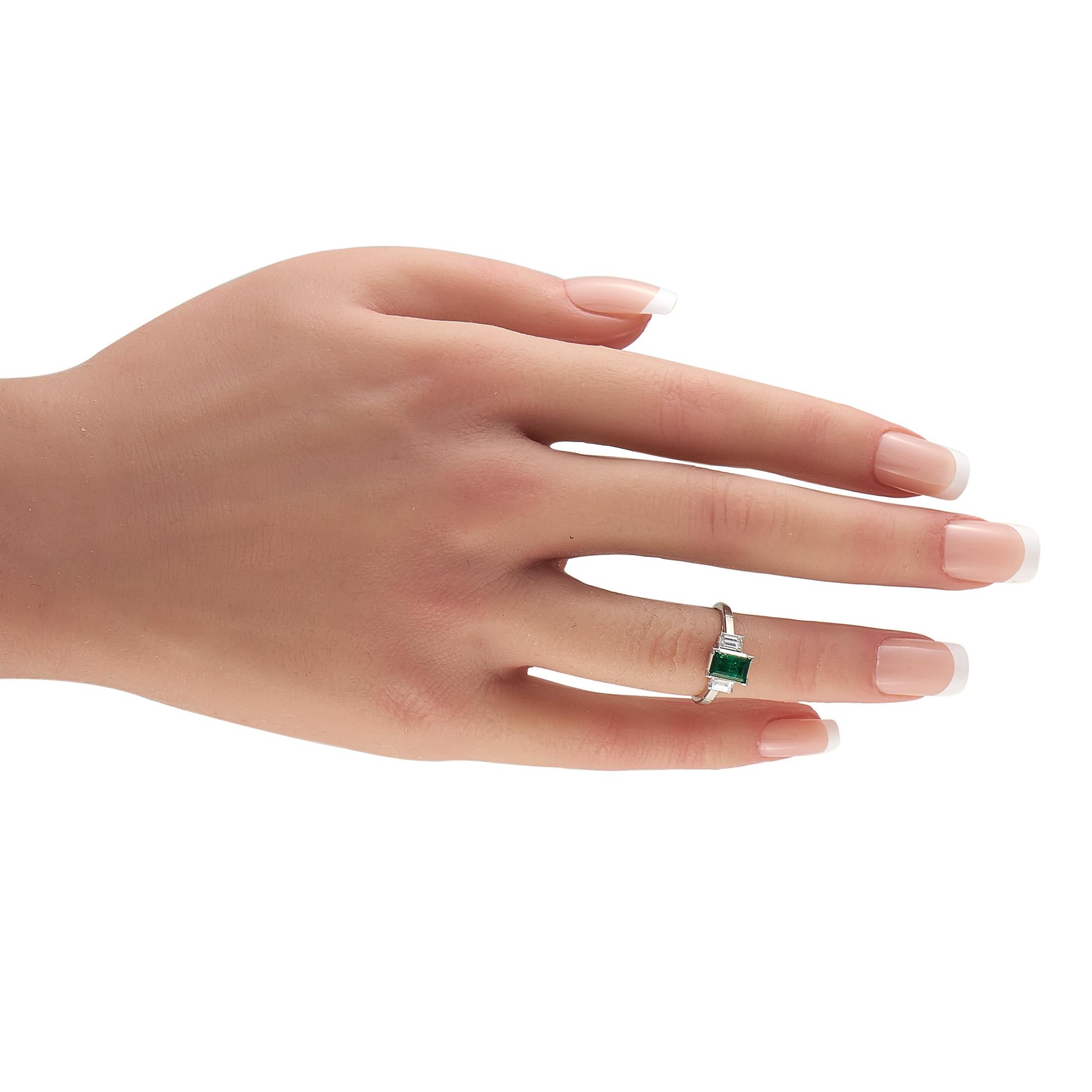 Platin 0,38ct Diamant und Smaragd Ring (Baguetteschliff) im Angebot