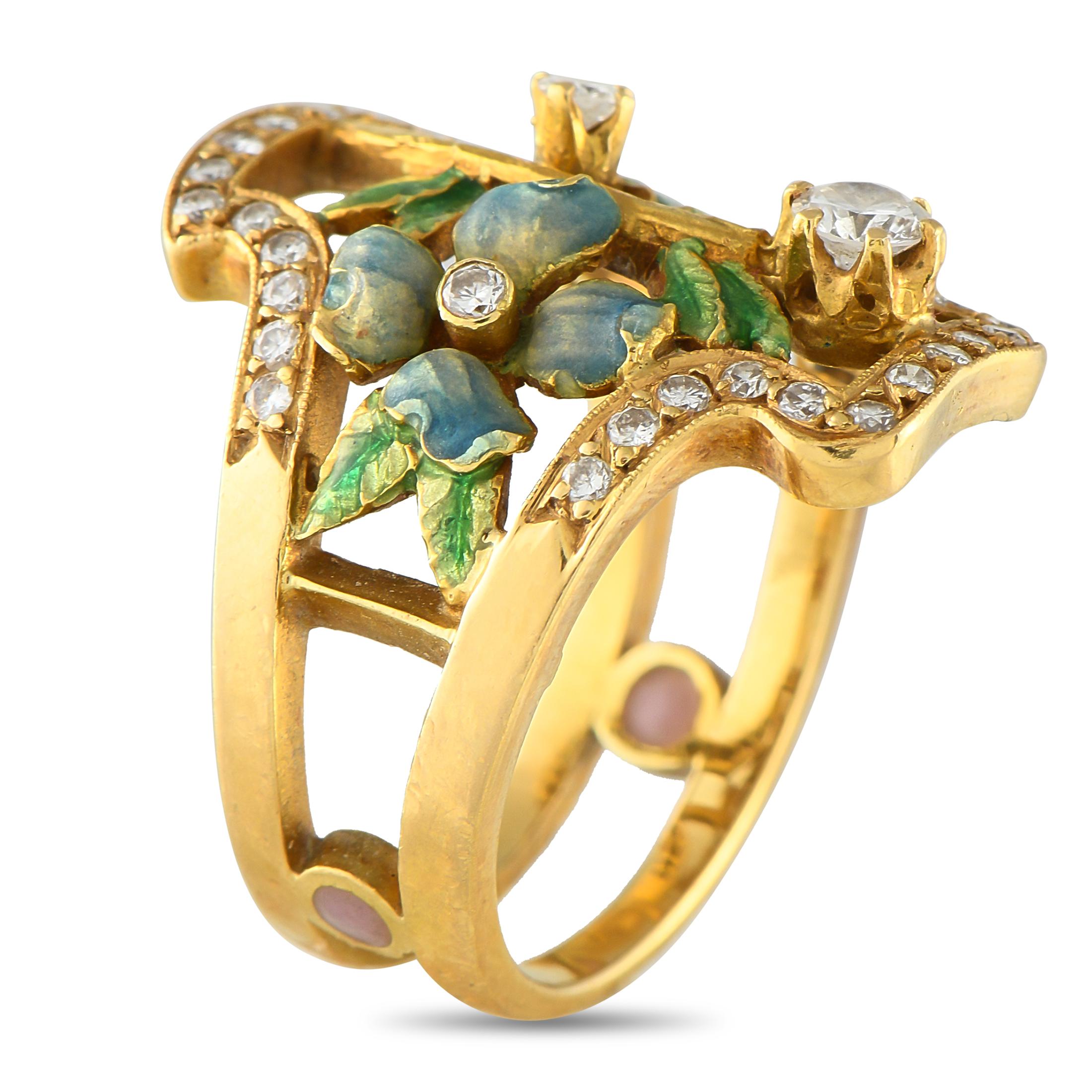 Un design fresco e sofisticato rende questo anello Masriera semplicemente indimenticabile. L'intricata incastonatura in oro giallo 18 carati mette in risalto i motivi colorati delle foglie smaltate. I diamanti scintillanti con un peso totale di 0,45