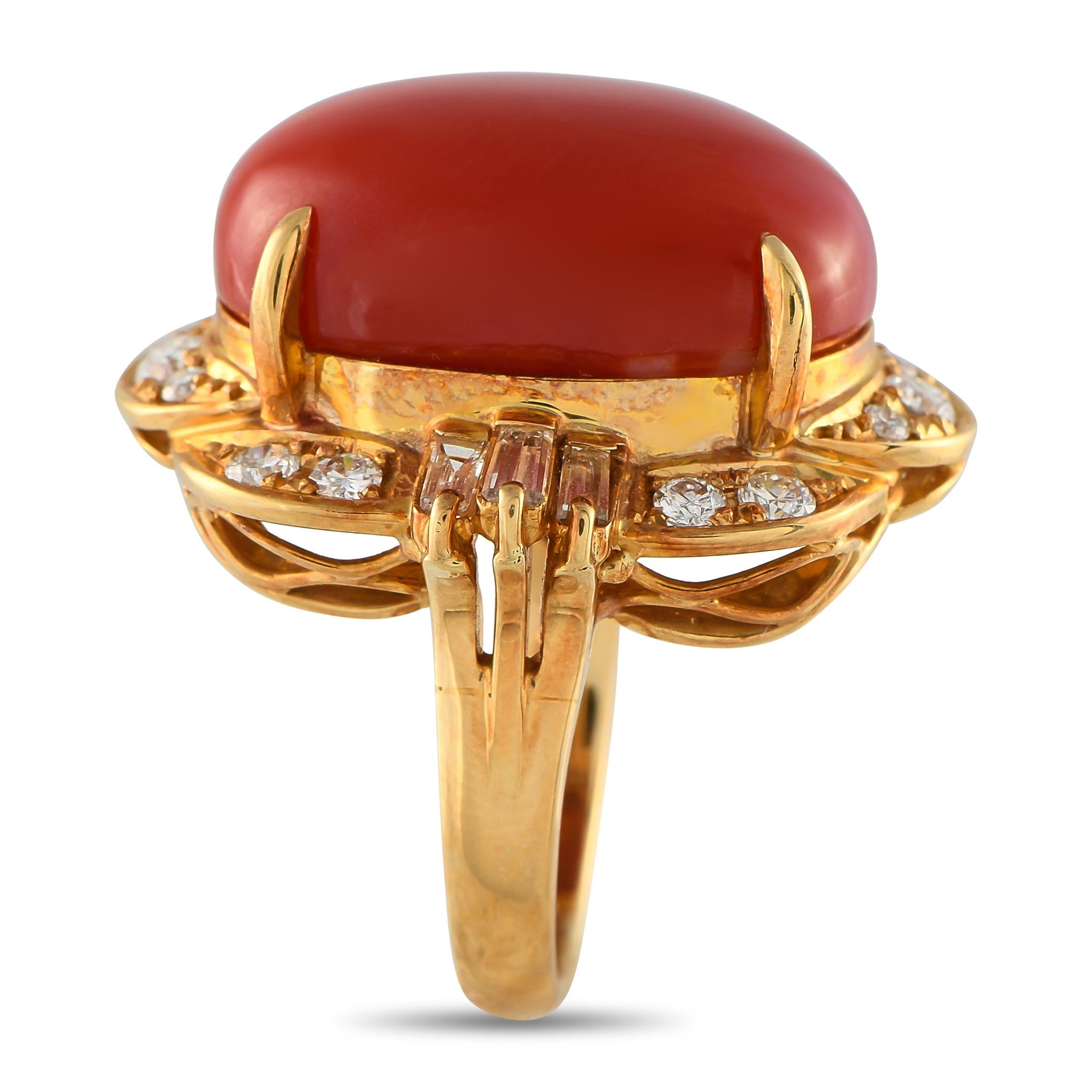 Aggiungi calore, stile e raffinatezza a qualsiasi ensemble con questo anello di lusso mozzafiato. Incastonata in oro giallo 18 carati, un'audace pietra di corallo di forma ovale fa bella mostra di sé al centro del design. Ulteriori accenti di