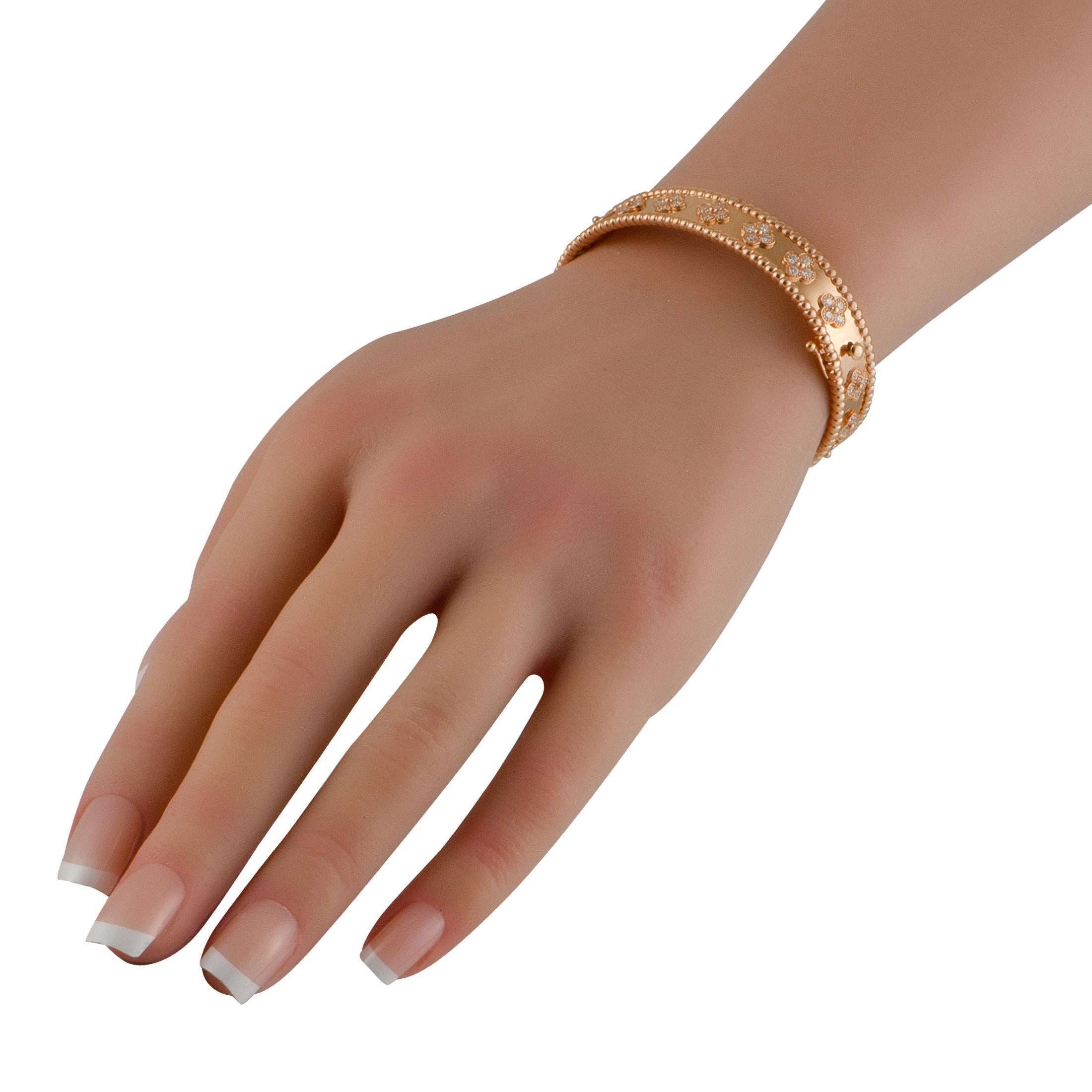 Esta pulsera Perle Clovers de oro rosa es la pieza que necesitas para añadir sin esfuerzo un toque de elegancia tranquila y desenfadada a tu estilo. Toda la circunferencia del rígido brazalete está salpicada de diamantes dispuestos en forma de
