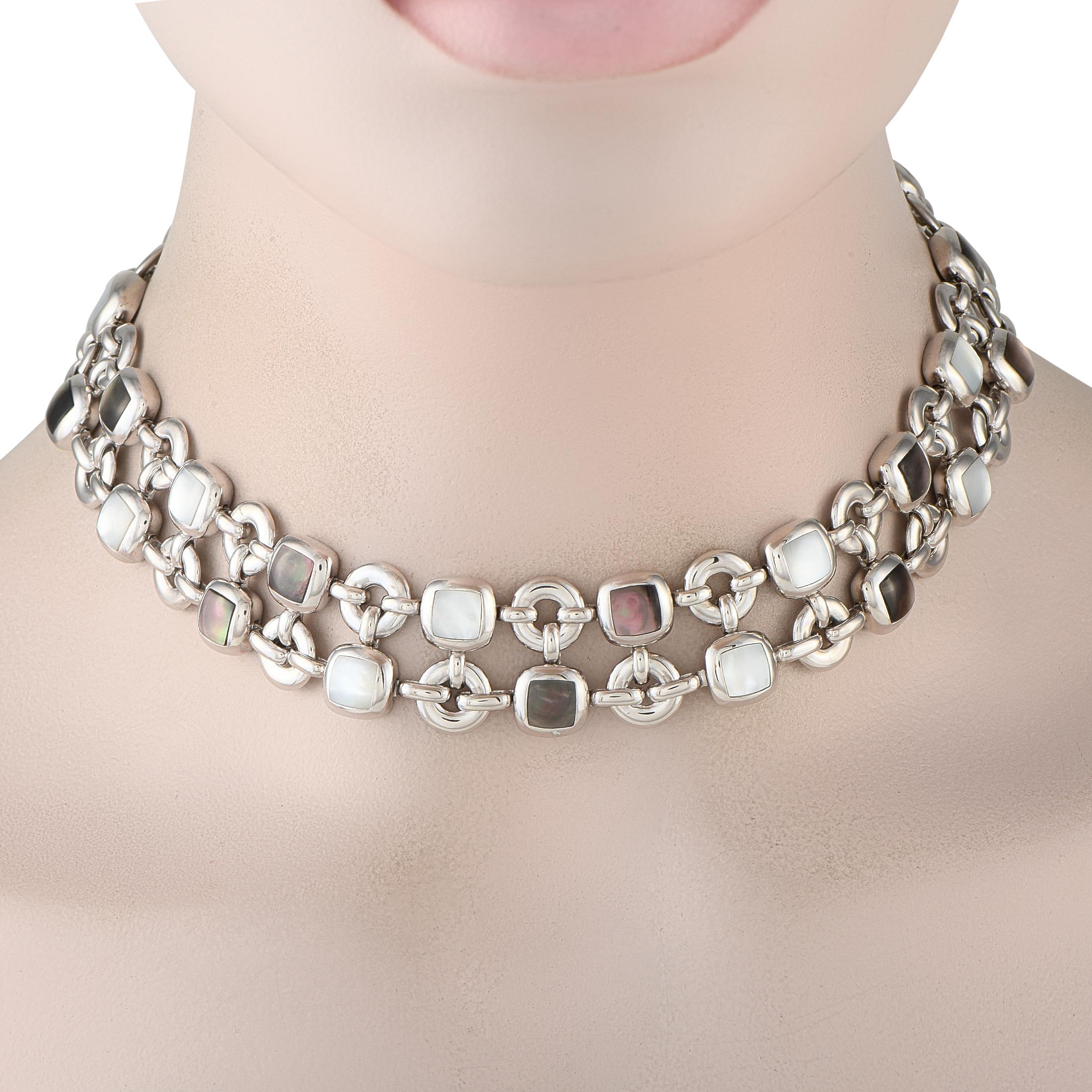 Este collar Van Cleef & Arpels añadirá color, textura y dimensión a cualquier conjunto. Los eslabones circulares de oro blanco de 18 quilates están perfectamente combinados con piedras cuadradas de nácar en una gama de colores neutros. Ideal para