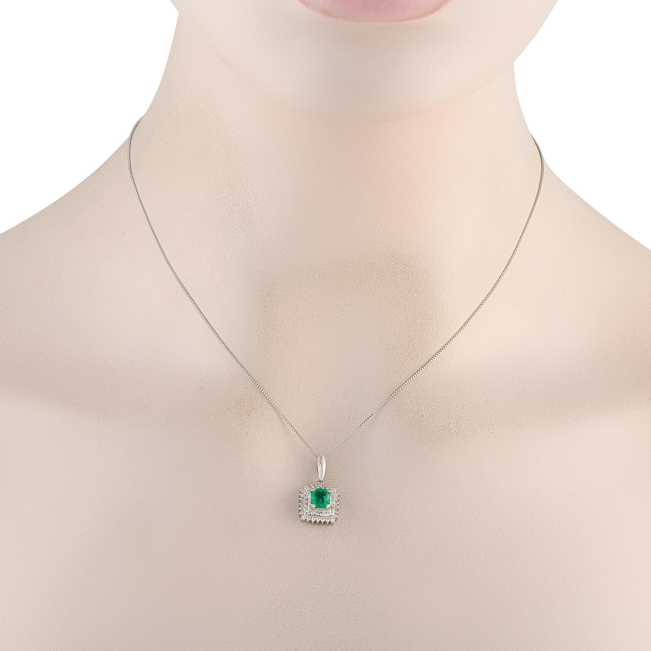 Questa collana è un pezzo di lusso ma abbastanza sobrio per essere indossato tutti i giorni. Uno smeraldo da 0,68 carati aggiunge un elegante tocco di colore al centro del ciondolo in platino. Un'aureola di diamanti con un peso totale di 0,45 carati