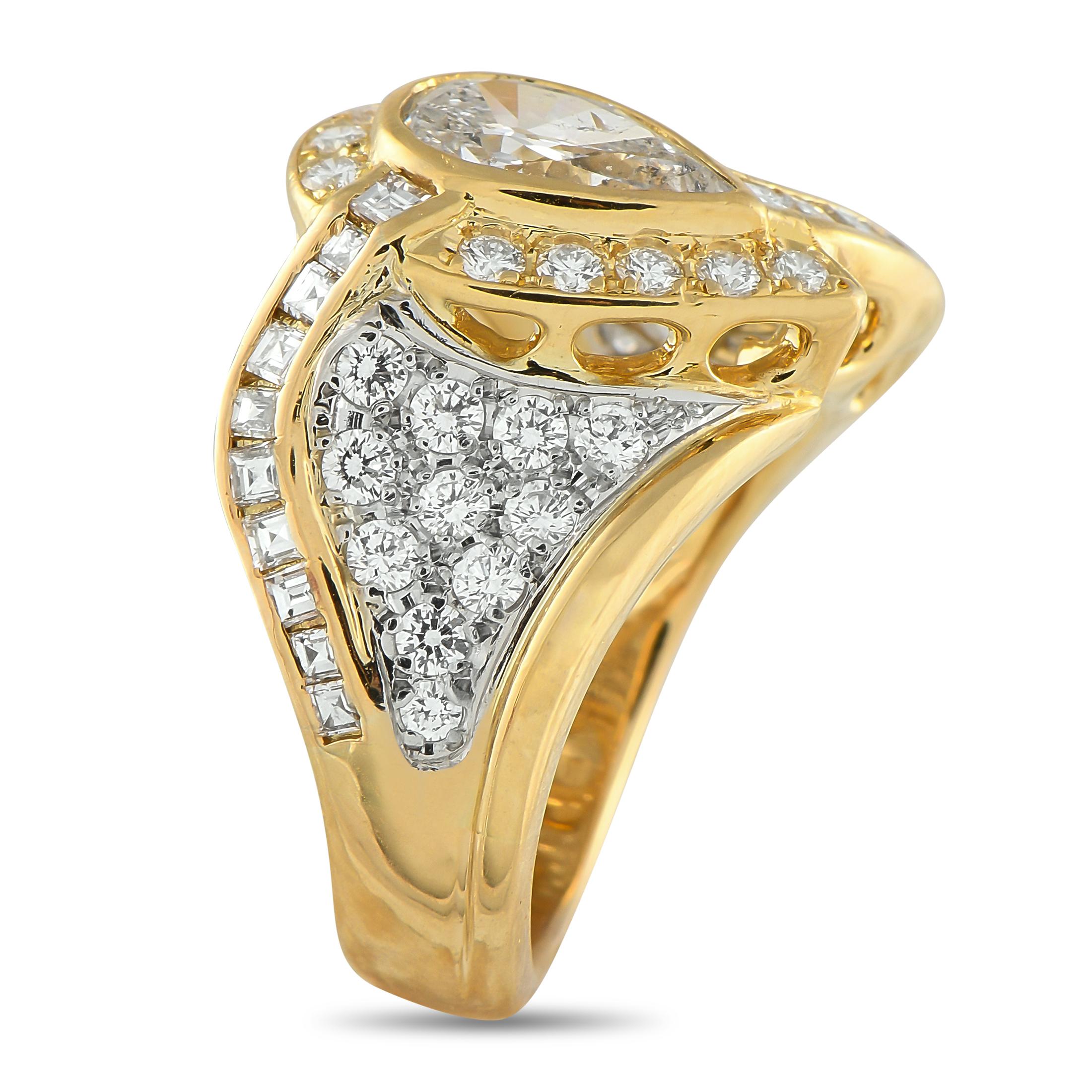 Cette bague éblouissante est conçue pour capter la lumière sans effort. Un diamant de 1,44 carat en forme de poire sert de point focal au centre. Des diamants supplémentaires d'un poids total de 1,67 carat ajoutent un éclat supplémentaire à la