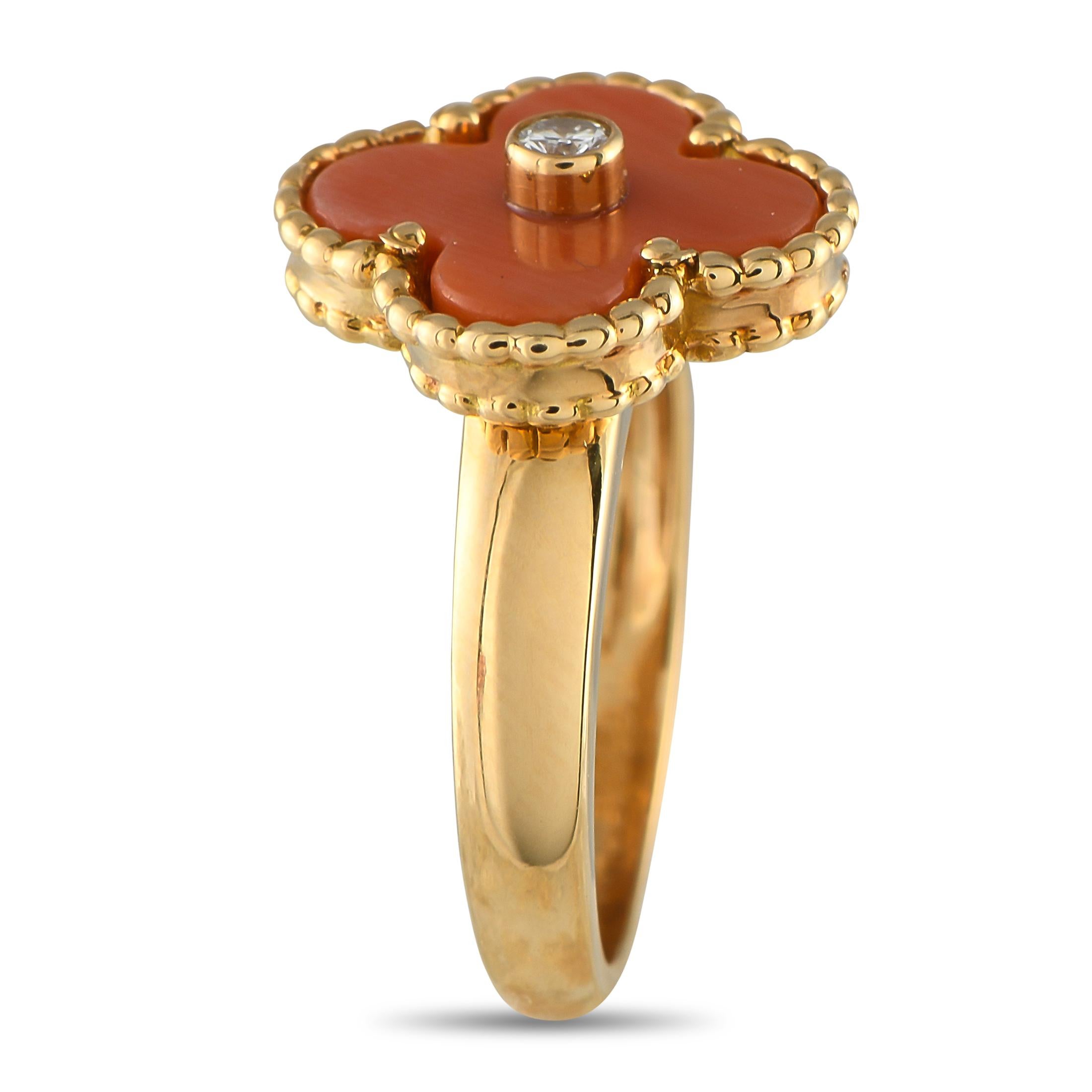 Questo anello Van Cleef & Arpels Alhambra è elegante e senza sforzo. Il corallo esalta il motivo a forma di trifoglio tipico del marchio ed è splendidamente completato dalla montatura in oro giallo 18 carati. Una pietra scintillante al centro