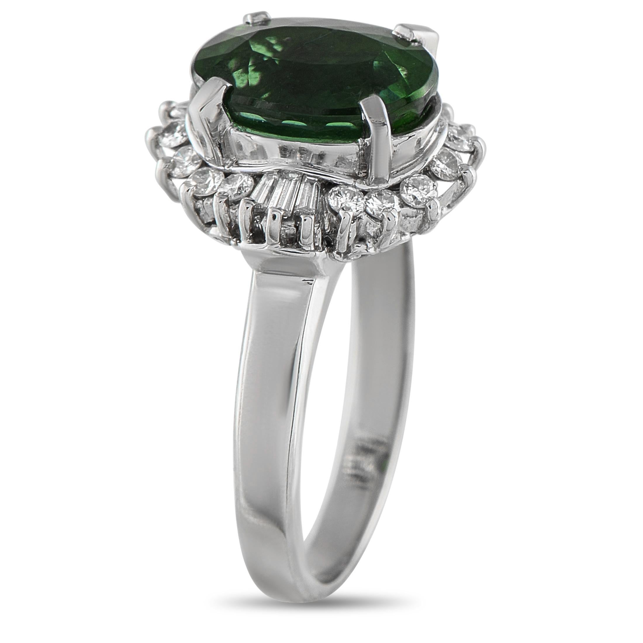 Cette bague impeccablement travaillée vous coupera continuellement le souffle. Sur cet élégant accessoire, une tourmaline ovale de 2,75 carats est entourée d'un halo créatif de diamants totalisant 0,33 carats. Serti en platine, il présente une bande