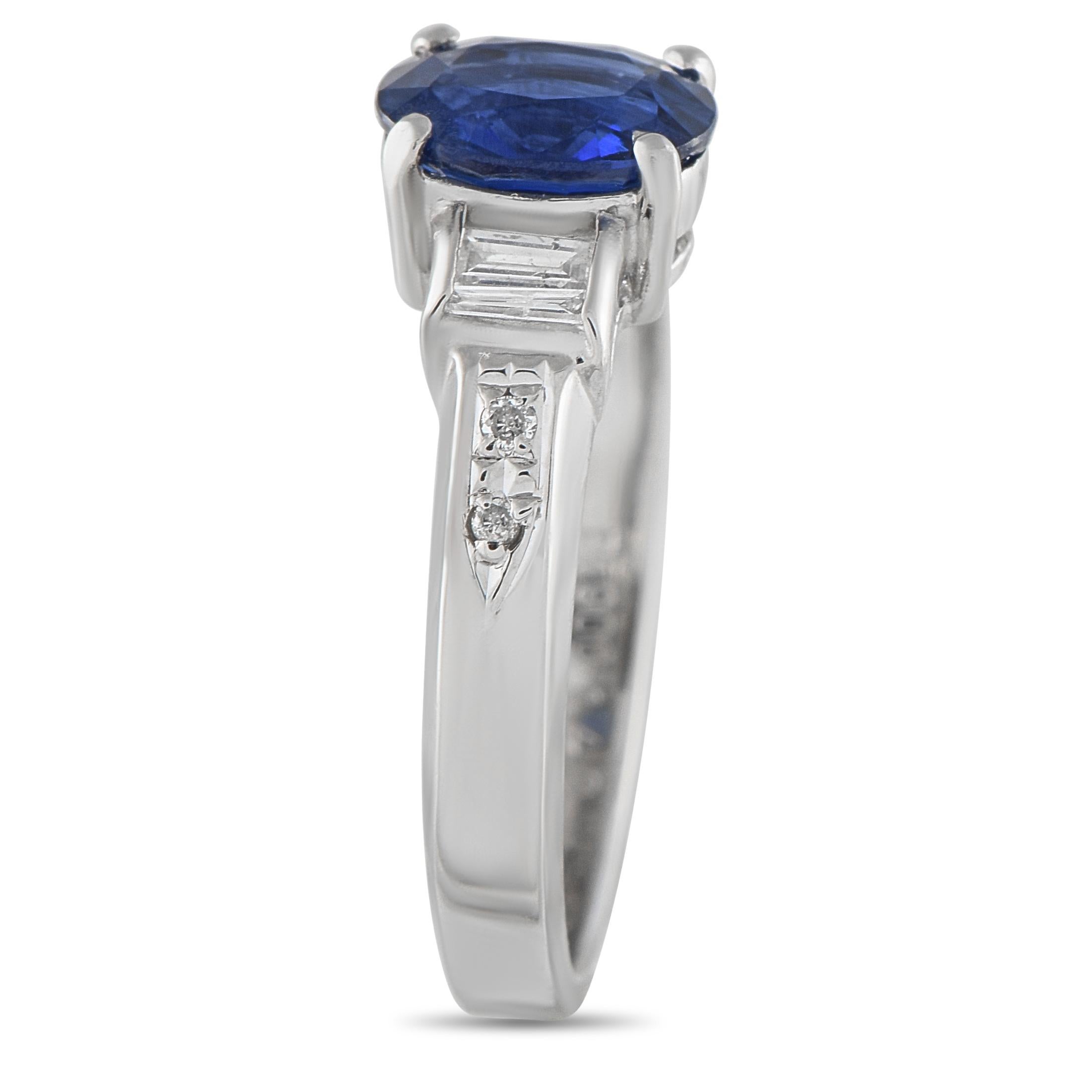 Un design sobrio rende questo anello di lusso ideale per essere indossato tutti i giorni. I diamanti con un peso totale di 0,16 carati conferiscono a questo pezzo la quantità perfetta di scintille, mentre la pietra centrale di zaffiro con taglio