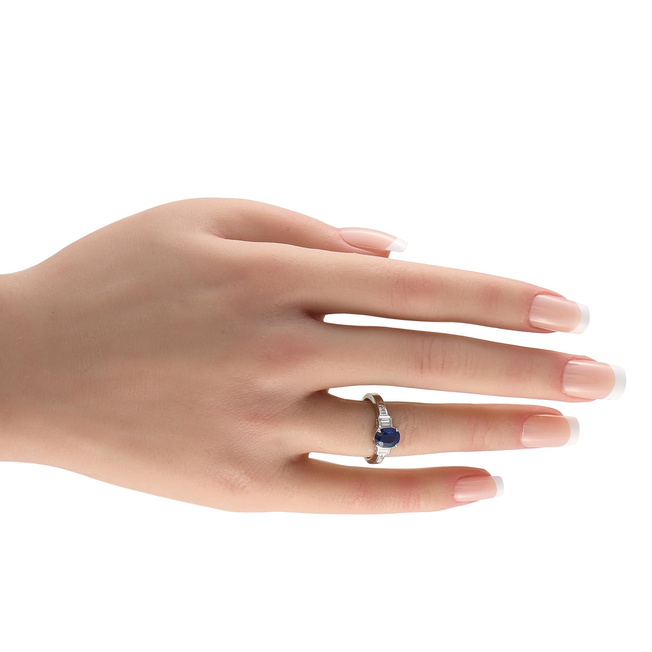 Taglio baguette Anello in platino con diamante e zaffiro da 0,16 carati in vendita