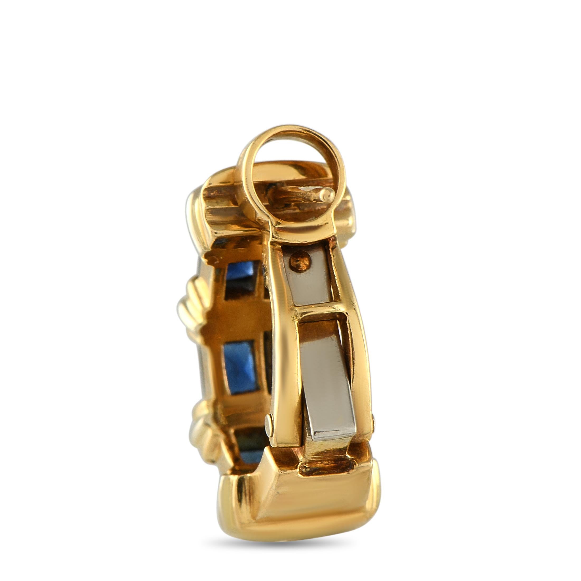 Ces boucles d'oreilles Cartier sont idéales pour toutes les occasions grâce à leur design saisissant et sophistiqué. Une monture royale en or jaune 18 carats met magnifiquement en valeur les pierres précieuses en saphir de taille carrée. Chaque