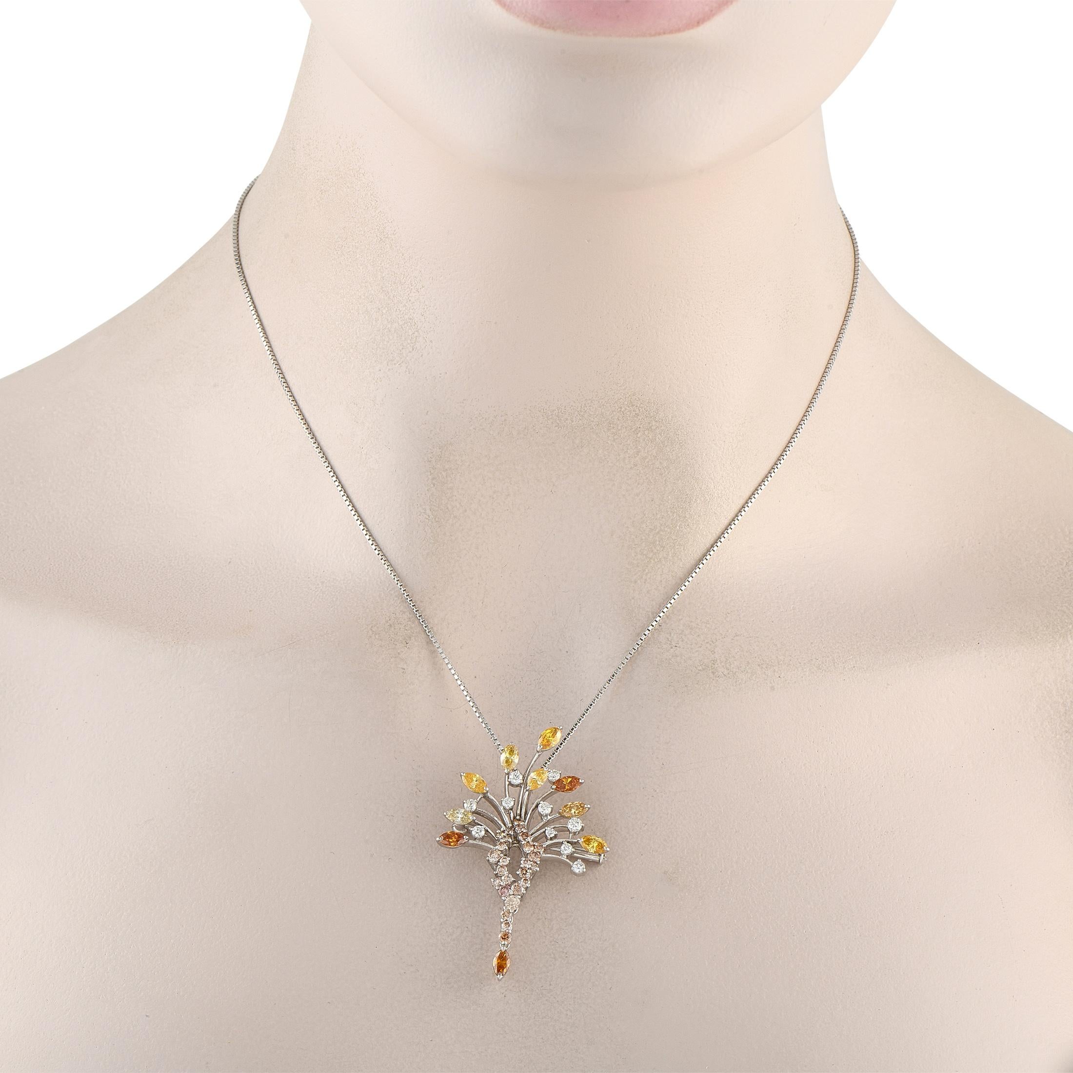 Questa squisita collana catturerà continuamente la tua immaginazione. Sull'intricato pendente in Nature, i diamanti naturali colorati per un totale di 3,44 carati includono calde tonalità gialle, marroni e ramate. Il ciondolo misura 1,88 di