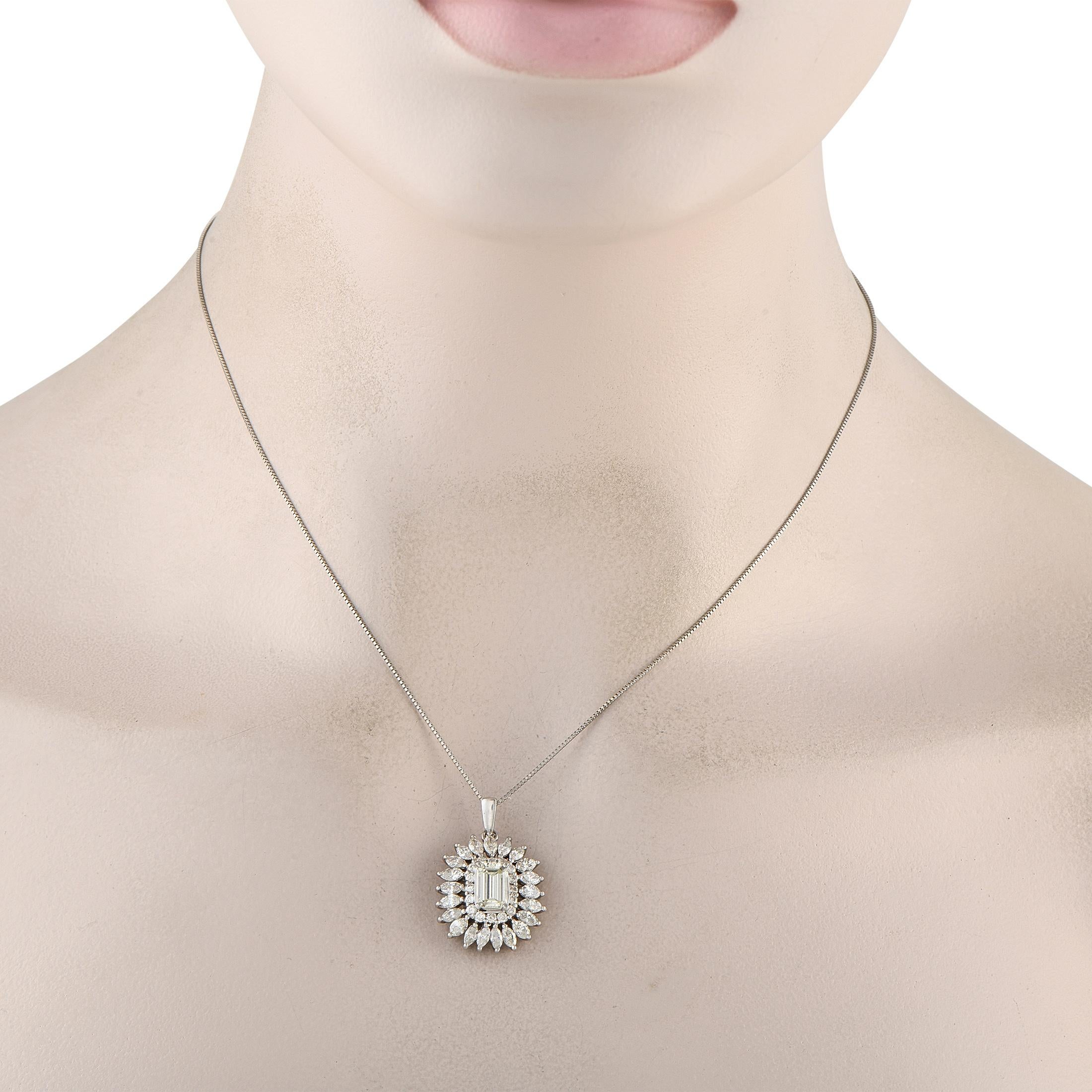 Questa lussuosa collana è progettata per catturare la luce senza sforzo. Incastonato nel platino, questo pendente presenta una pietra centrale di diamante da 1,05 carati e un'aureola di altri diamanti per un totale di 2,07 carati. Il ciondolo misura