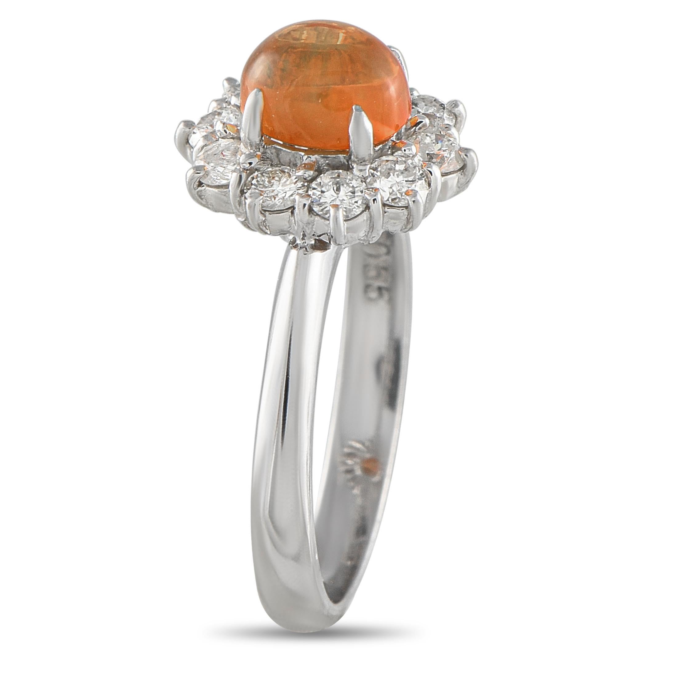Un Luminoso Opale da 0,86 carati di colore arancione è il protagonista di questo elegante anello. Intorno alla pietra centrale, un'aureola di diamanti con un peso totale di 0,55 carati conferisce a questo pezzo un tocco di lusso in più. Incastonato