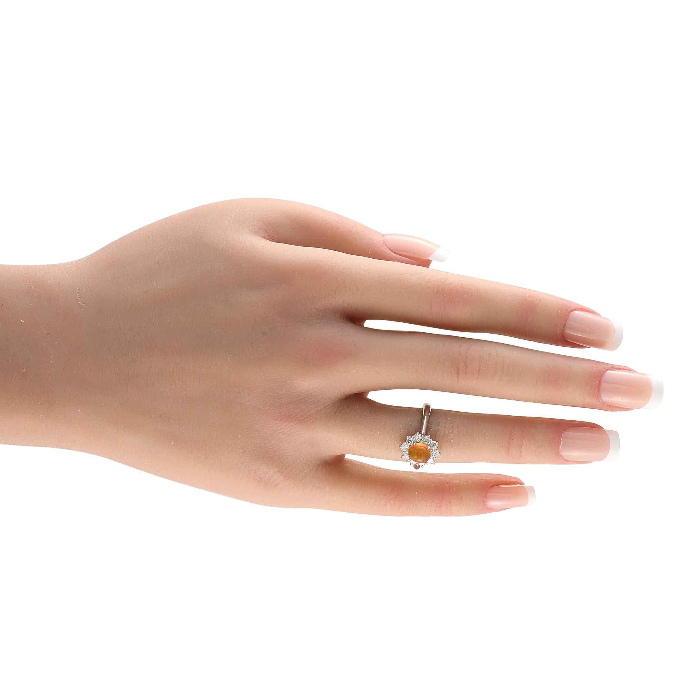 Taglio rotondo Anello in platino con diamante e opale da 0.55 carati in vendita