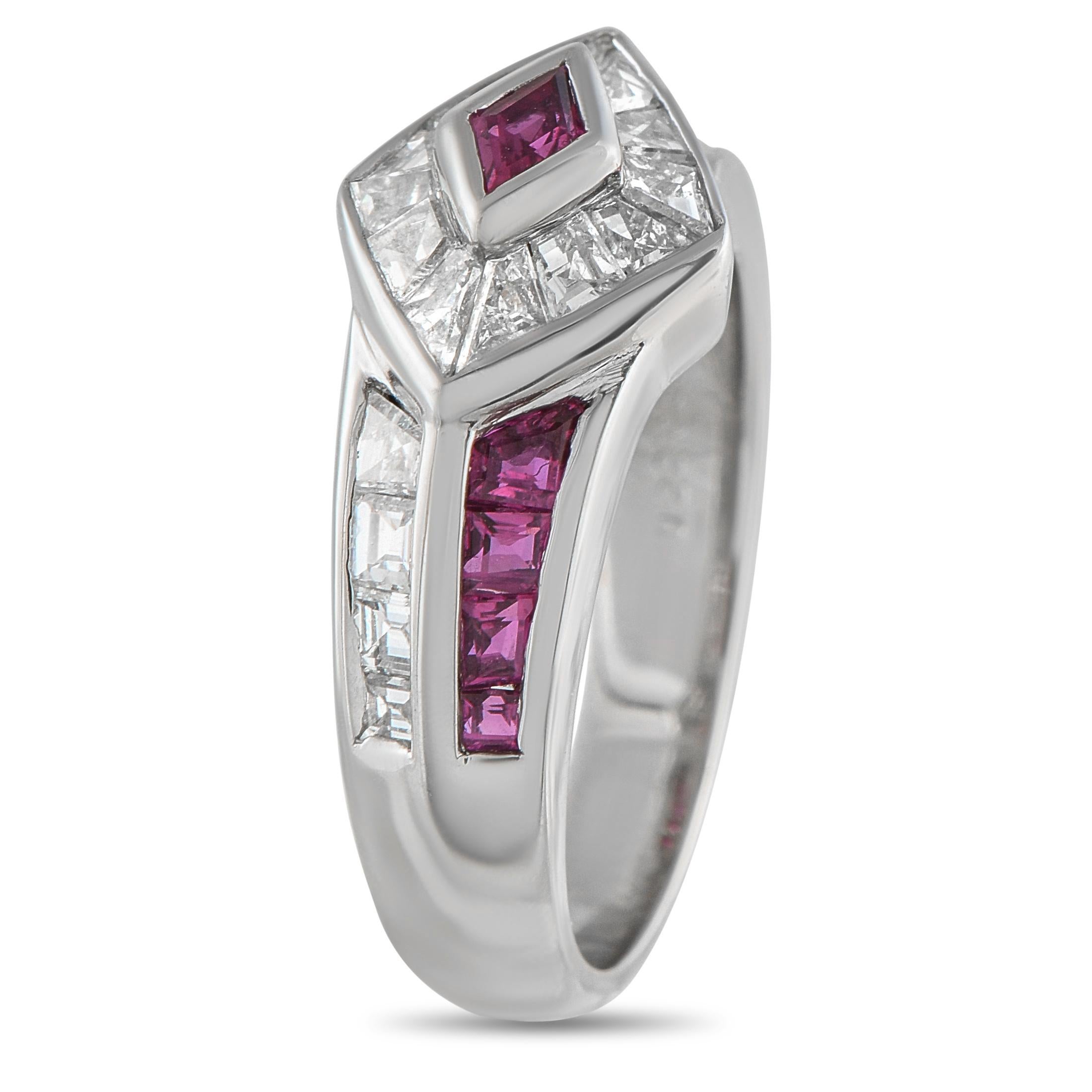 Il design geometrico conferisce a questo anello di lusso un senso di eleganza vintage. L'elegante montatura in platino prende vita grazie a gemme di rubino per un totale di 0,80 carati e diamanti per un totale di 1,40 carati. Semplice ed elegante,