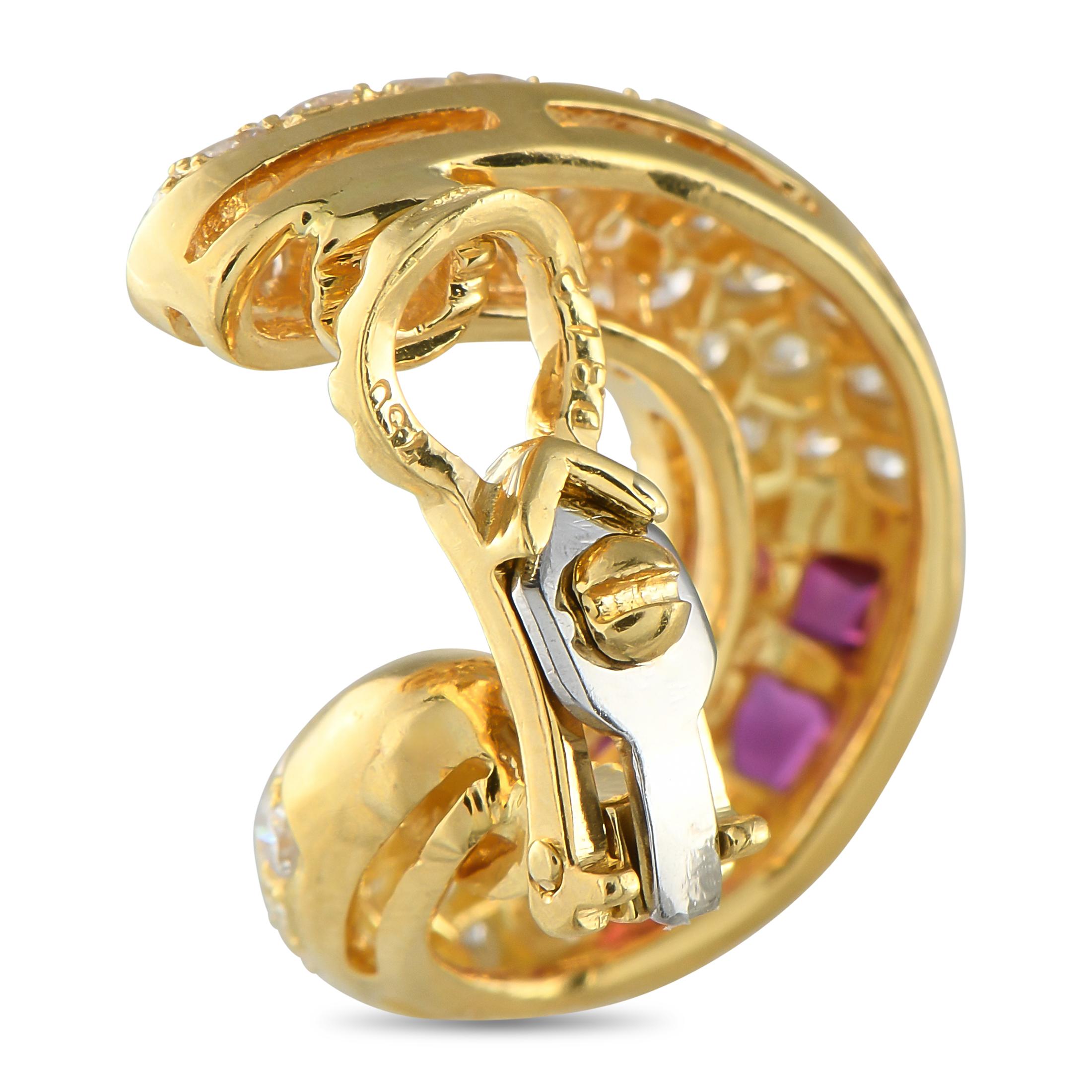 Una montatura curva in oro giallo 18 carati rende questi eleganti orecchini semplicemente indimenticabili. I diamanti incastonati, per un peso totale di 3,12 carati, sembrano irradiare la luce, mentre gli accenti di rubino, per un totale di 2,38