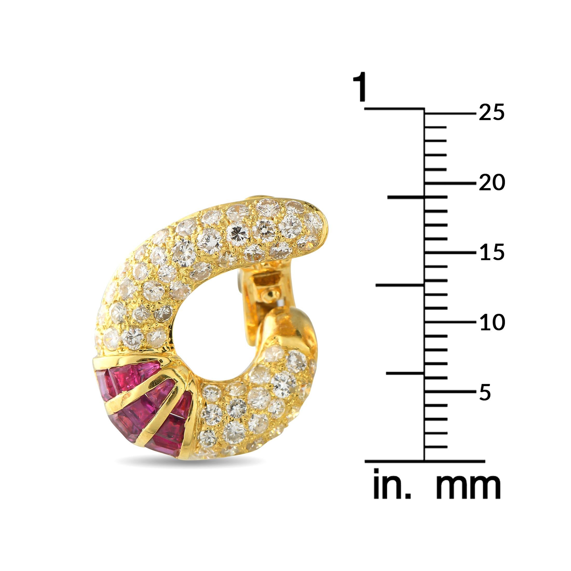 Taglio rotondo Orecchini a clip in oro giallo 18 carati con diamanti e rubini da 3,12 carati in vendita
