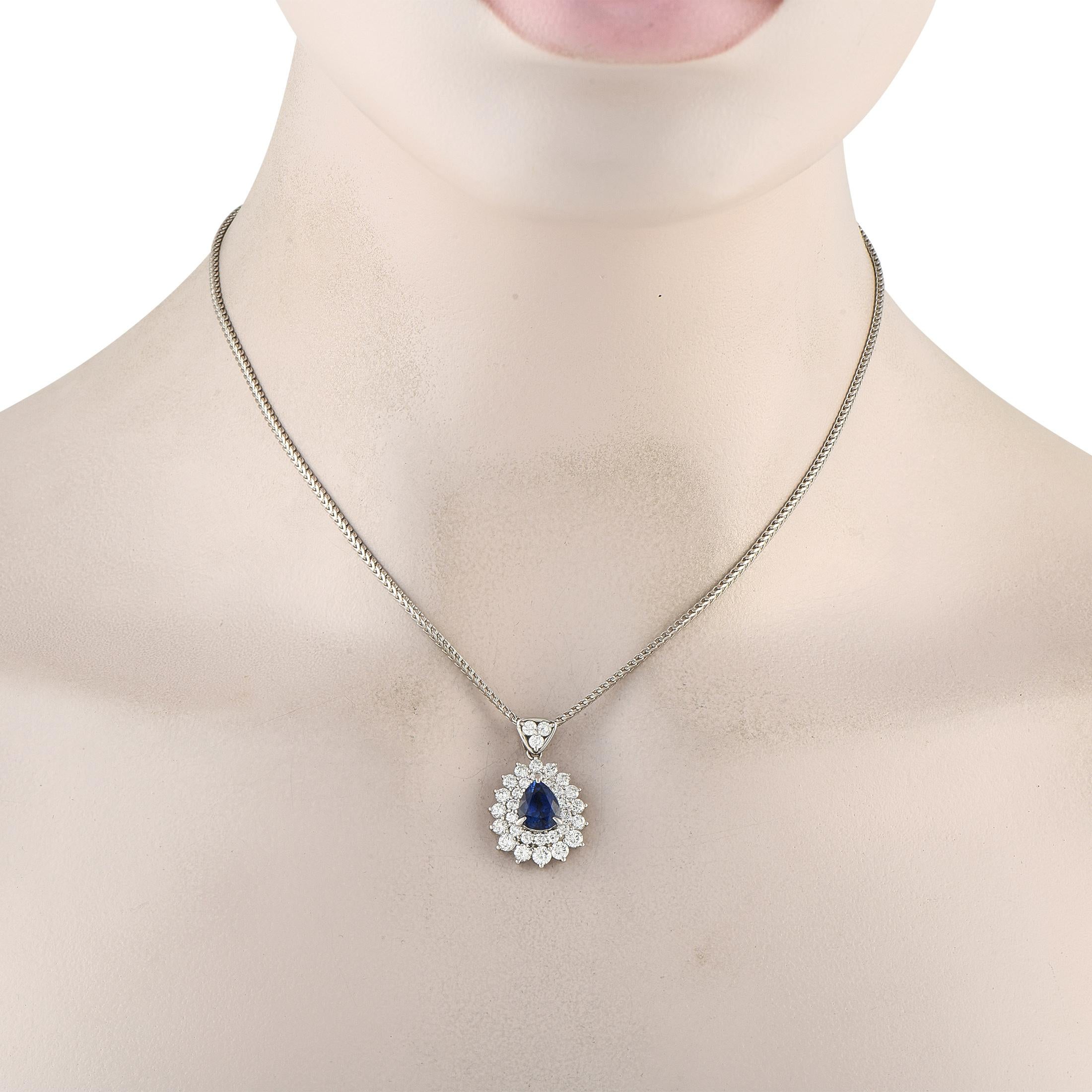 Diese Halskette verleiht jedem Ensemble einen Hauch von Vintage inspirierter Eleganz. Ein 2,55 Karat schwerer, birnenförmiger Saphir setzt in der Mitte einen Akzent, während eine funkelnde Anordnung von Diamanten von insgesamt 2,04 Karat das Design