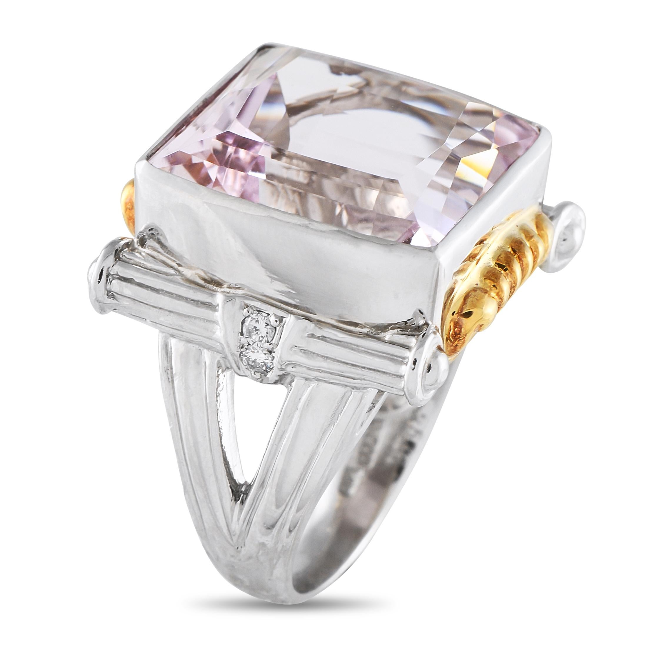 Questo anello di lusso è a dir poco mozzafiato. Un'impressionante pietra centrale di Kunzite da 25,78 carati cattura immediatamente lo sguardo dal centro della dettagliatissima montatura in platino. Ai lati, accenti in oro giallo 18 carati e