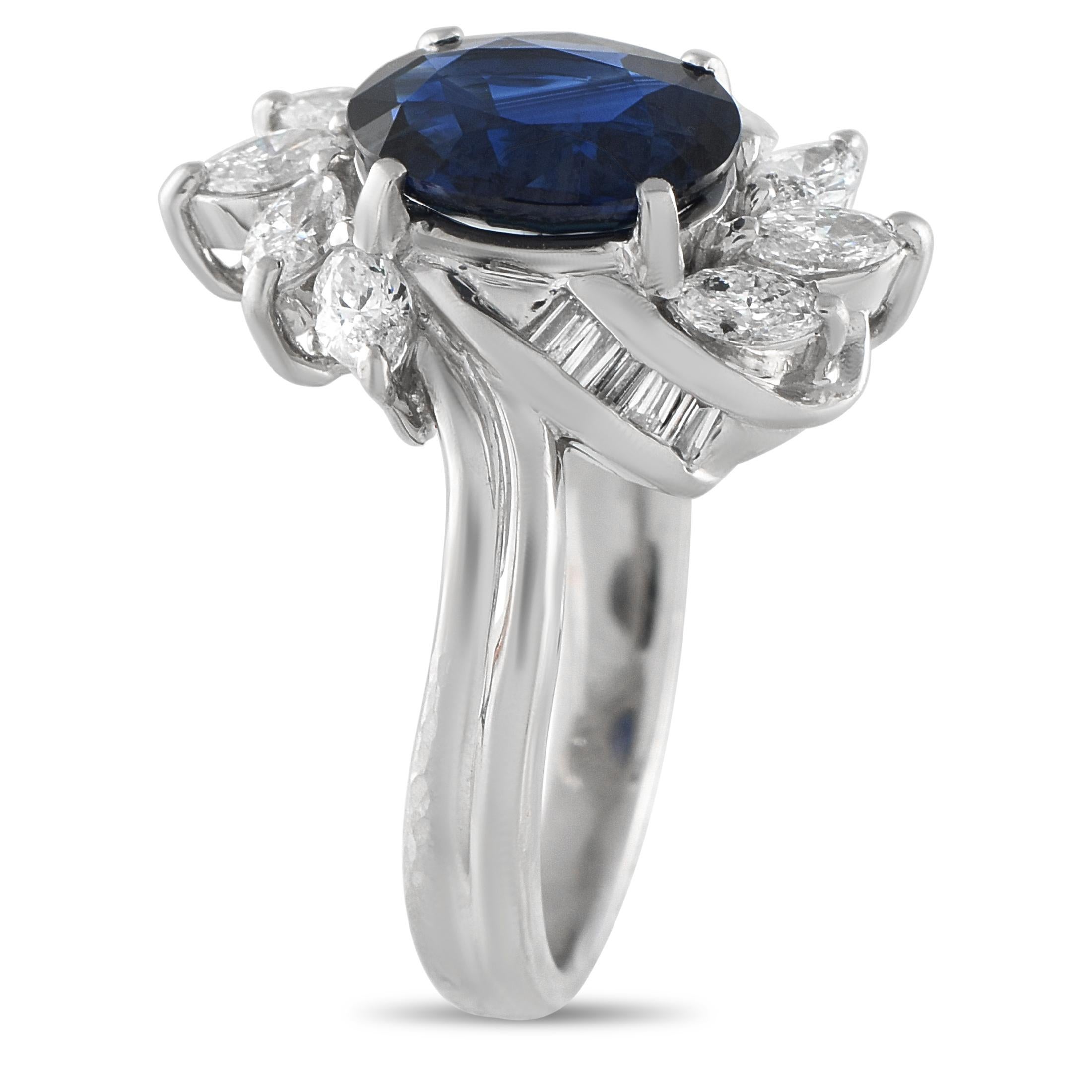 Questo anello dall'eleganza classica è davvero senza tempo. Al centro della dettagliata montatura in platino, uno zaffiro dal taglio ovale da 2,24 carati fa bella mostra di sé. È circondato da un'abbagliante serie di diamanti per un peso totale di