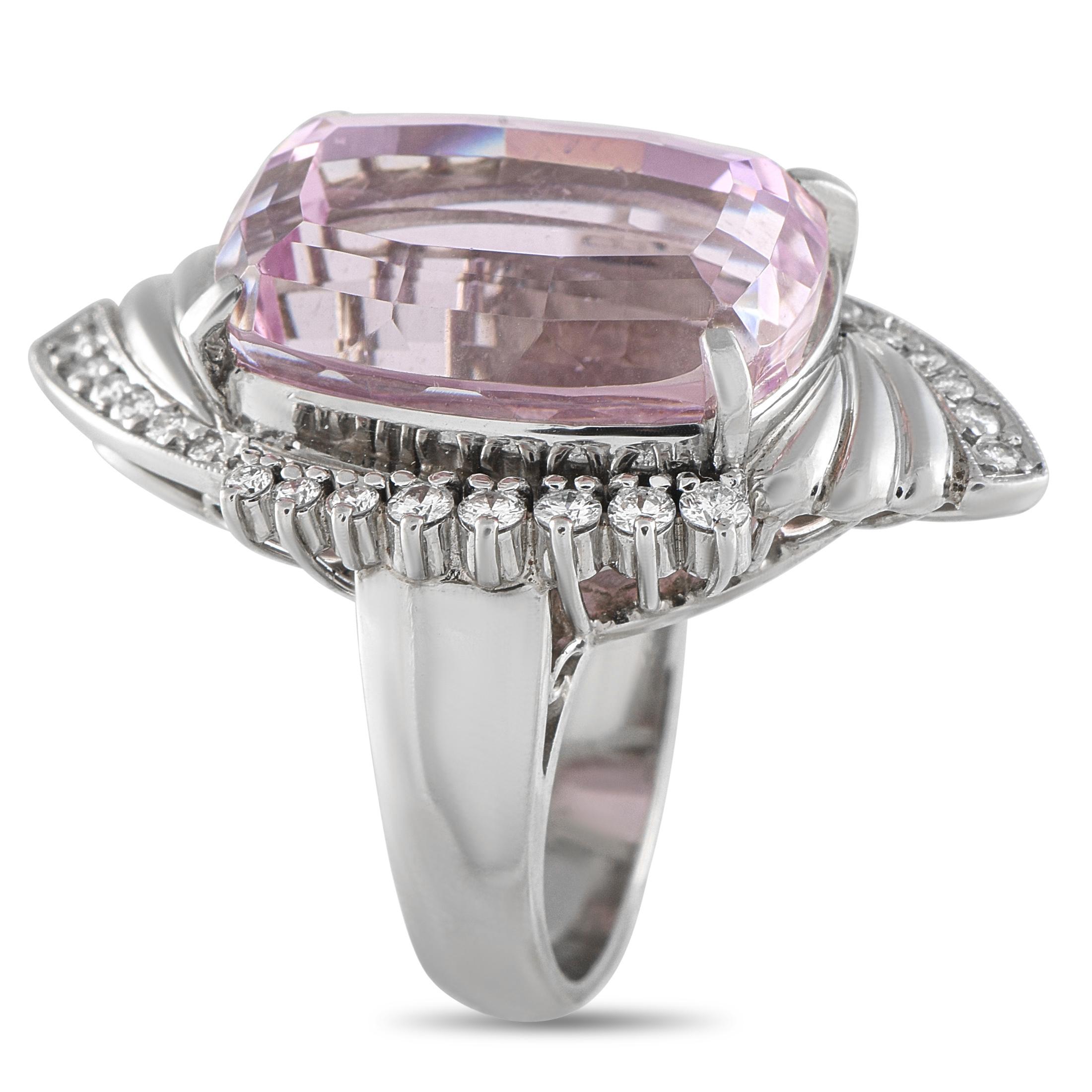 Una splendida gemma Kunzite da 22,49 carati aggiunge un tocco di colore mozzafiato a questo anello di grande effetto. La dettagliata montatura in platino è bellissima da ogni angolazione, mentre gli accenti di diamante per un totale di 0,59 carati