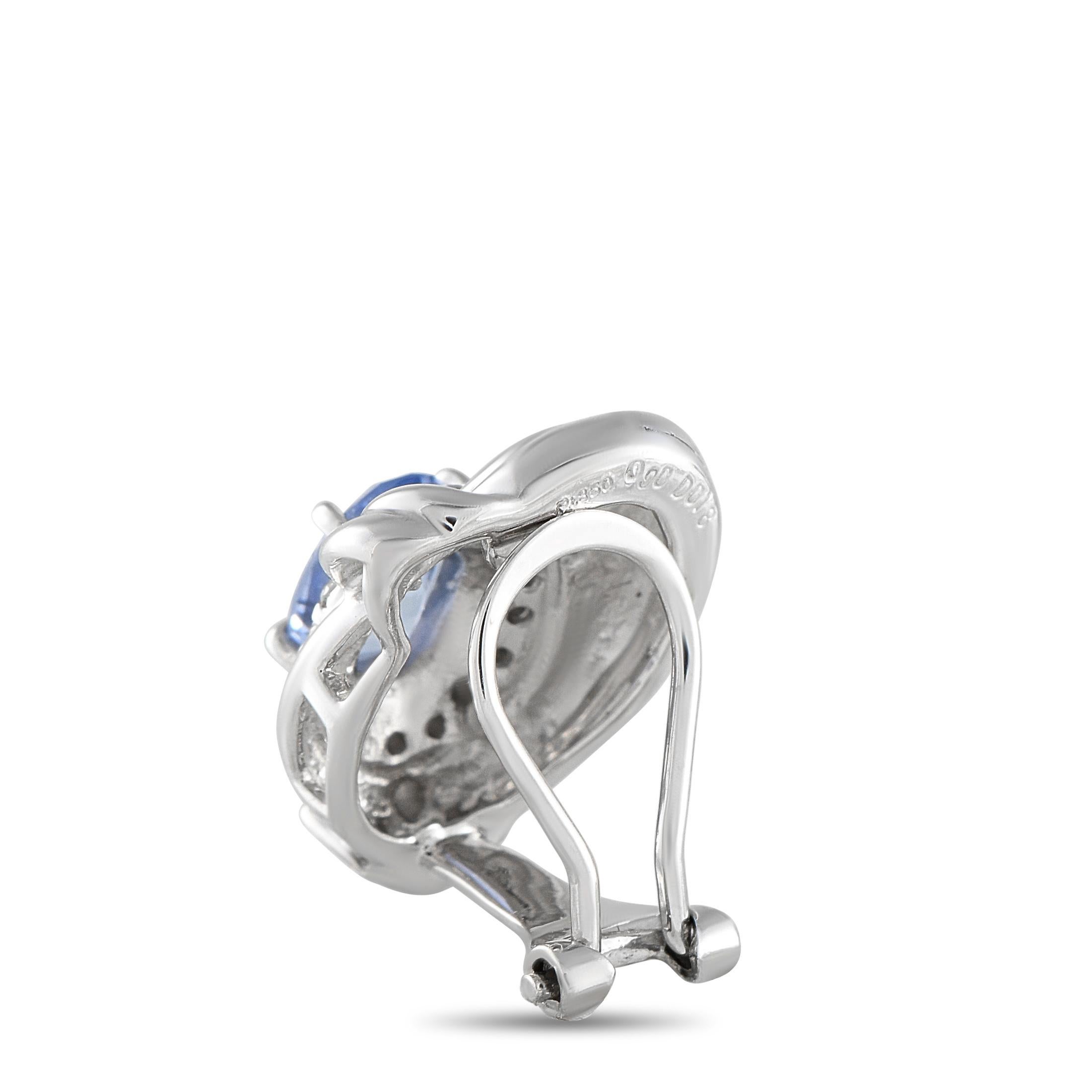 Questi eleganti orecchini sono ricchi di dettagli dinamici. Le pietre di zaffiro con un peso totale di 1,81 carati conferiscono un elegante tocco di colore. Le ornamentali incastonature in platino risplendono grazie ai diamanti scintillanti con un