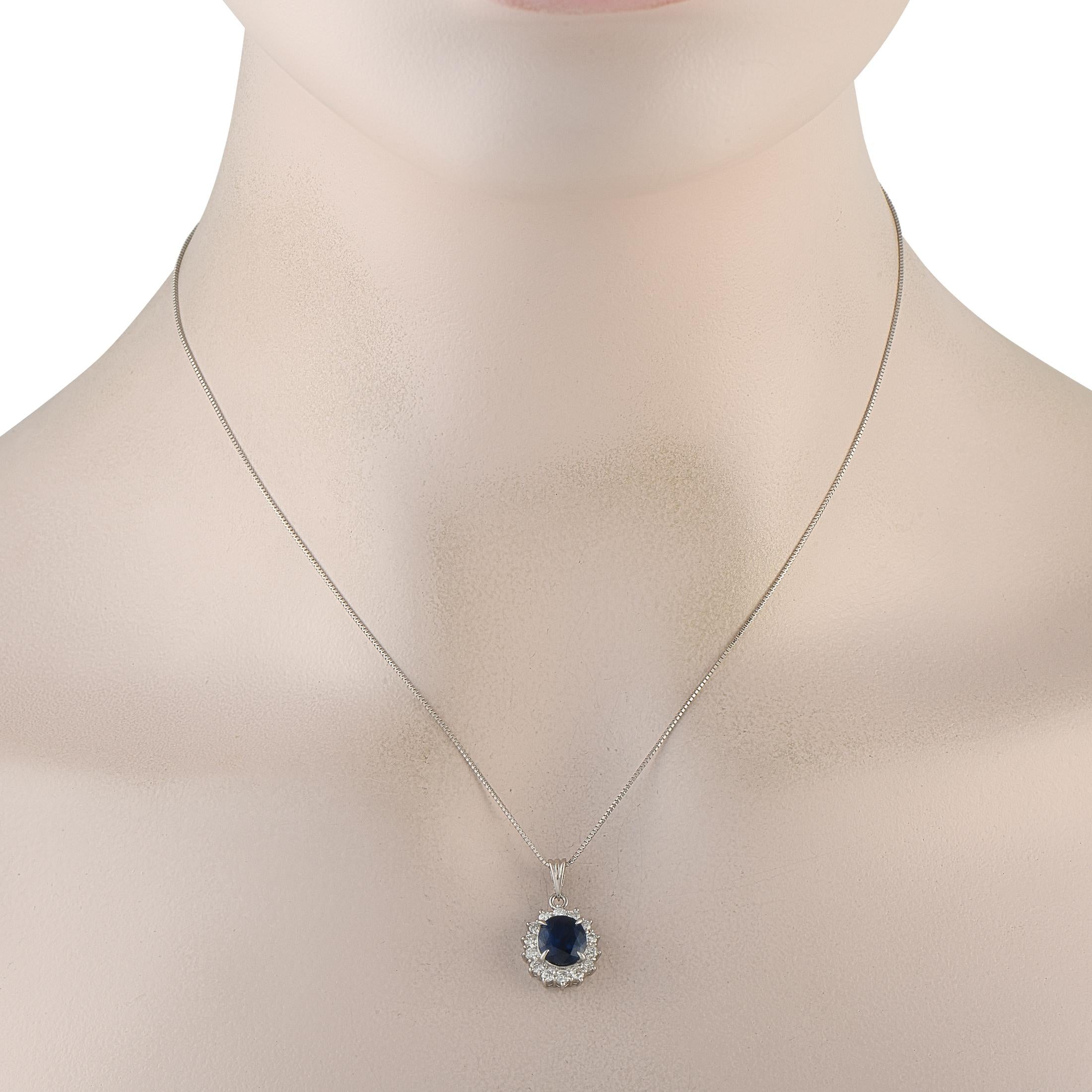 Bei diesem Stück trägt eine zarte Kastenkette einen zierlichen Anhänger mit genau der richtigen Menge an Farbe und Schimmer. Ein tiefblauer Saphir wird von vier Zacken gehalten, die von runden Brillanten umgeben sind und einen anmutigen Kontrast